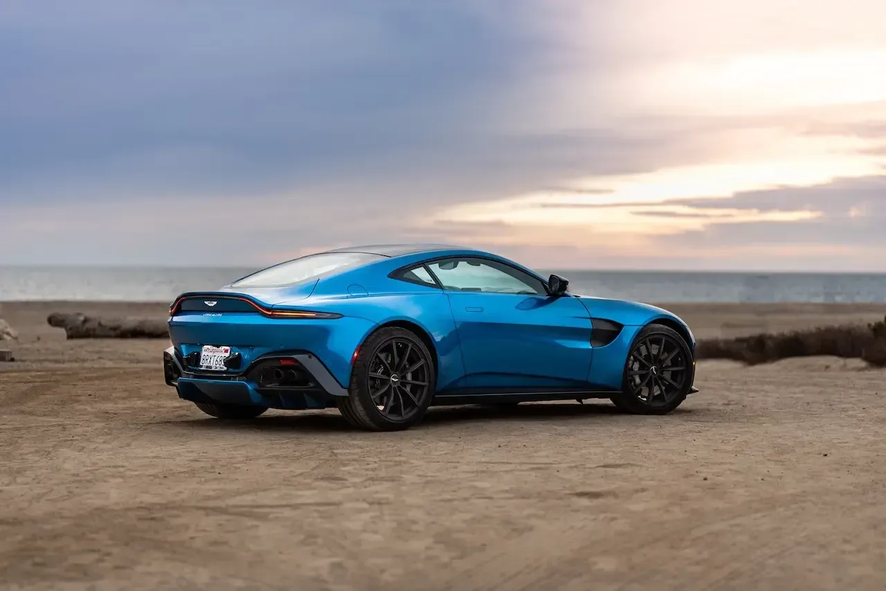 Aston Martin DBS Superleggera 2021