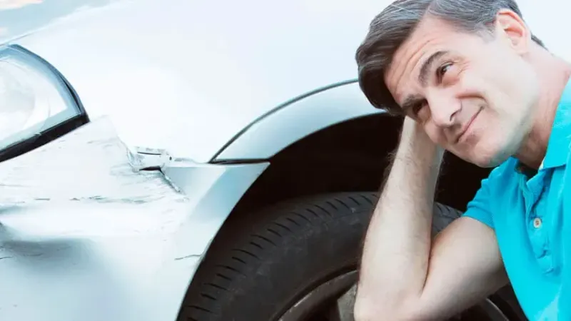 ¿Cómo puedo quitar un rayón de carro en la carrocería?