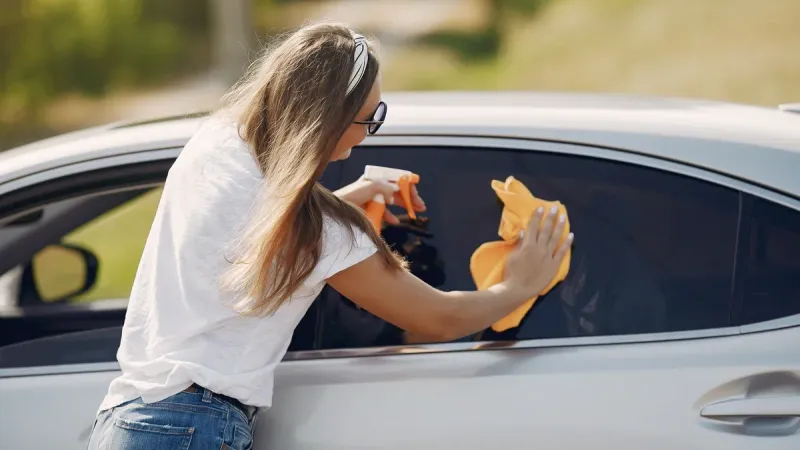 Cómo limpiar los vidrios del auto sin dejar marcas | KAVAK