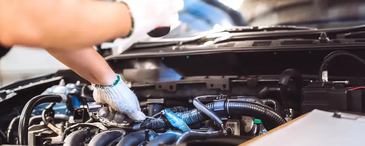 Mi carro huele a gasolina y tiembla | Causas y solución