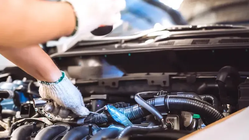 Mi carro huele a gasolina y tiembla | Causas y solución