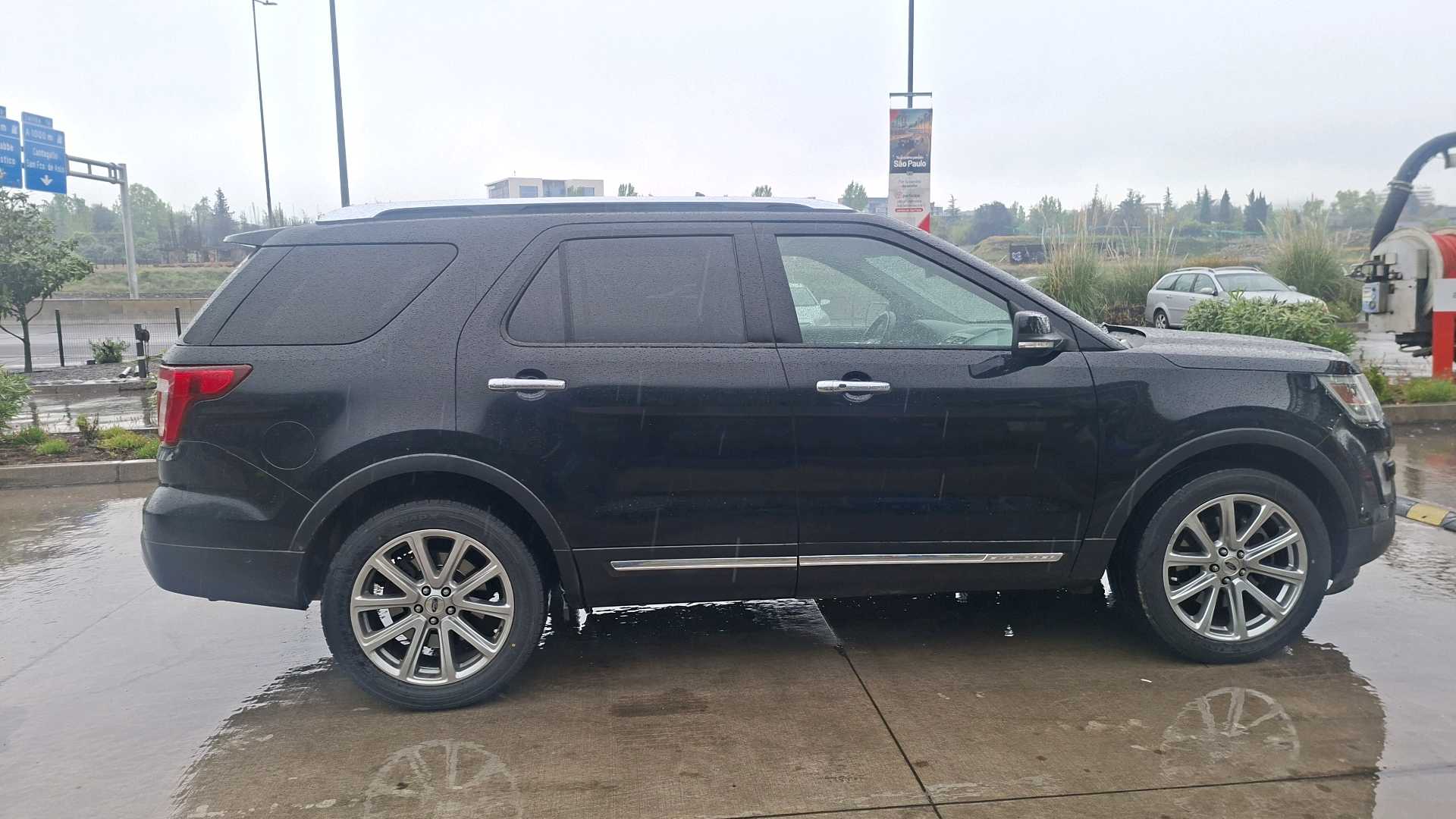 Ford Explorer — foto 3 de 5