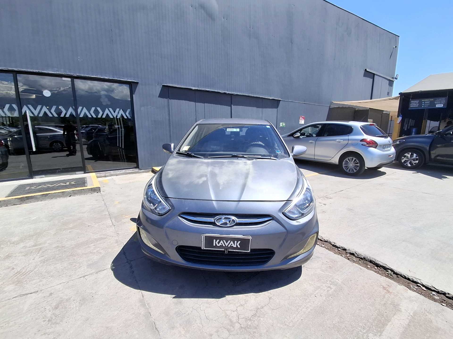 Hyundai Accent — foto 2 de 5