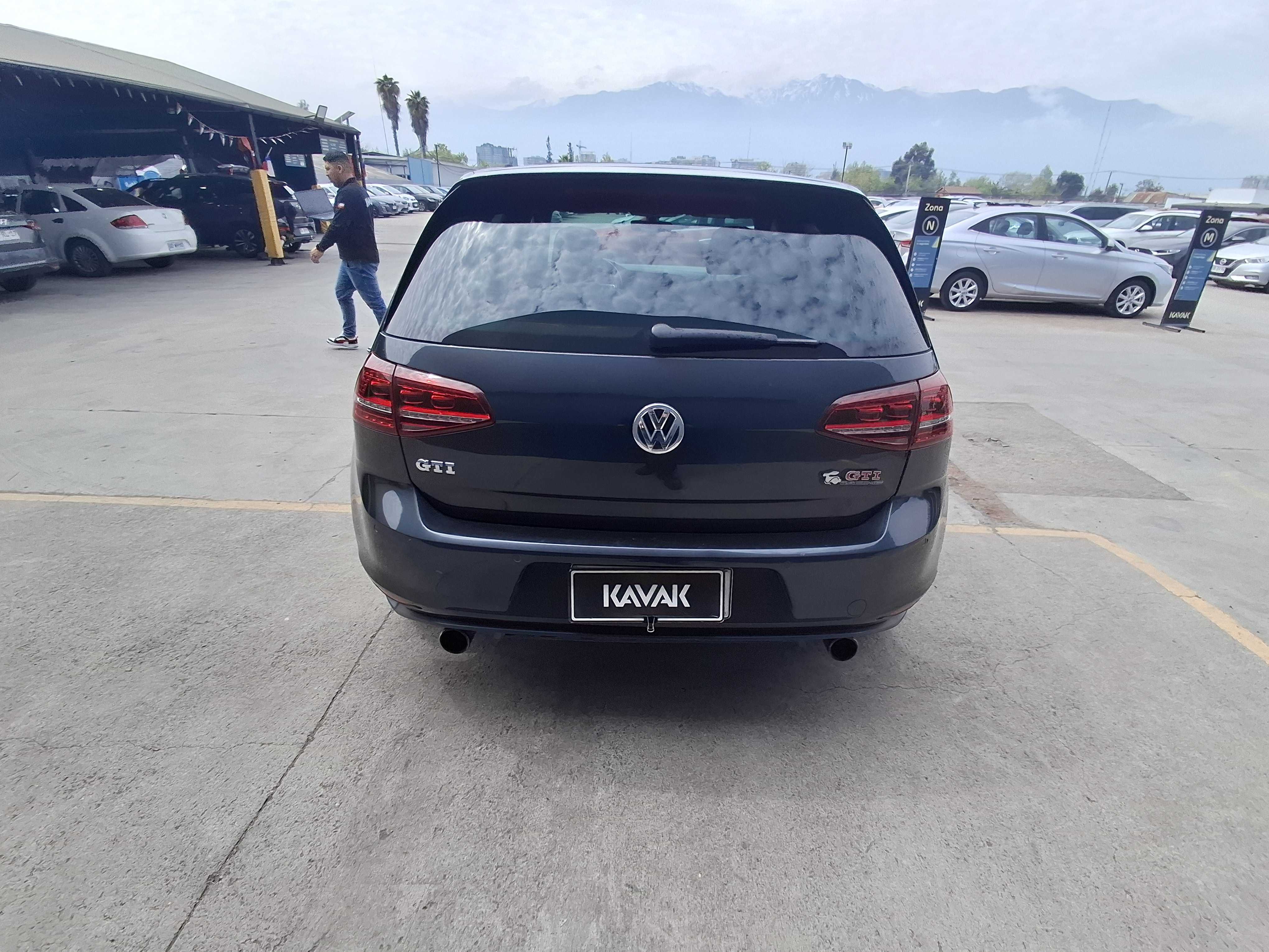 Volkswagen Golf — foto 4 de 5