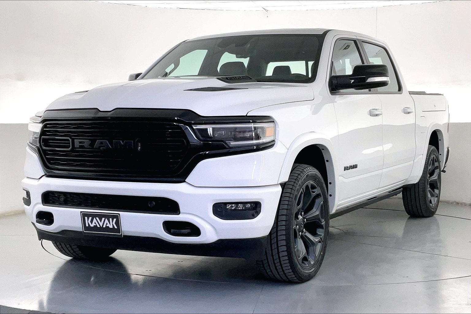 Used Ram 1500 LIMITED CREW CAB Pickup 2022 Cars for Sale | KAVAK UAE