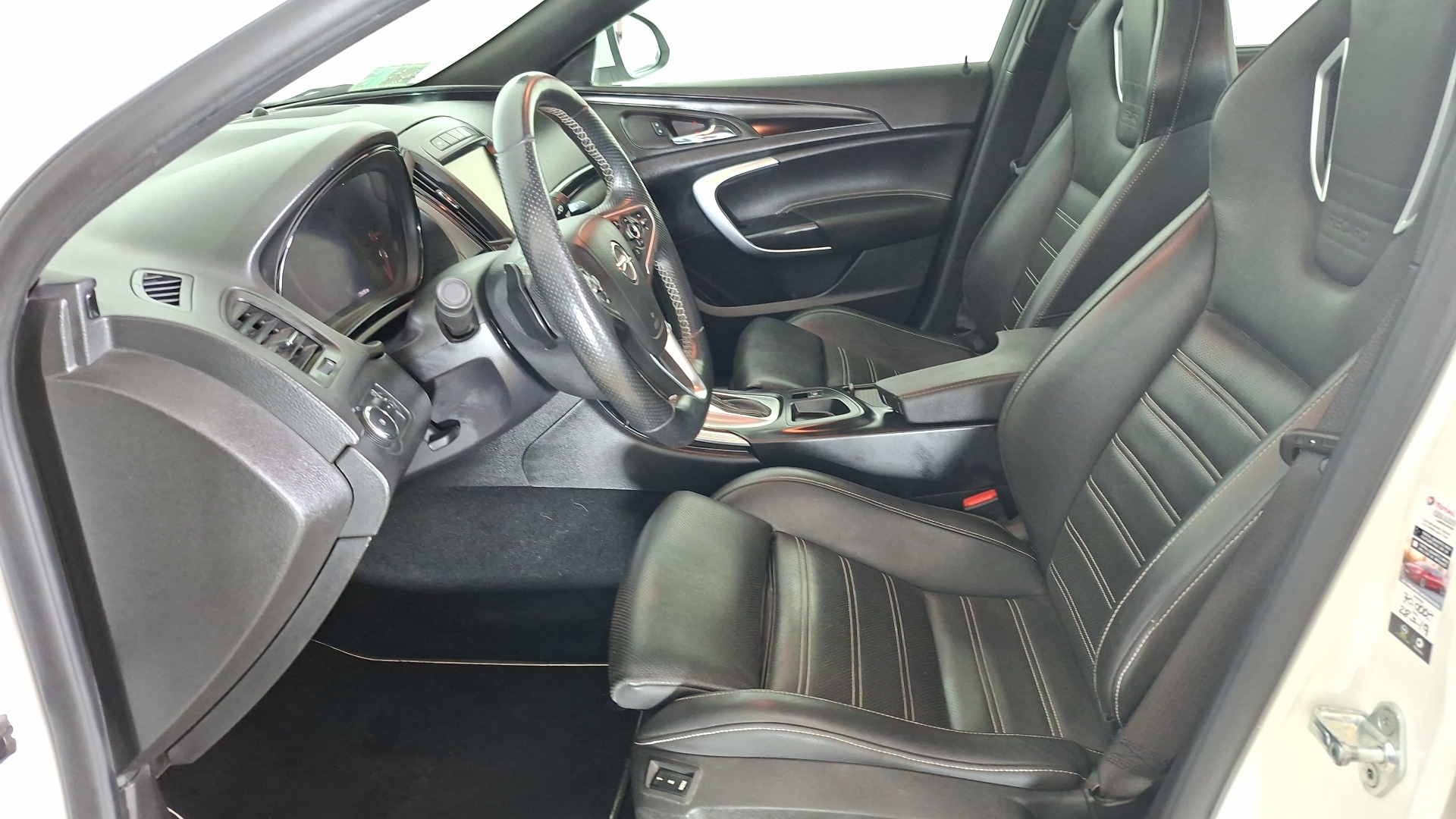 Opel Insignia — foto 16 de 18