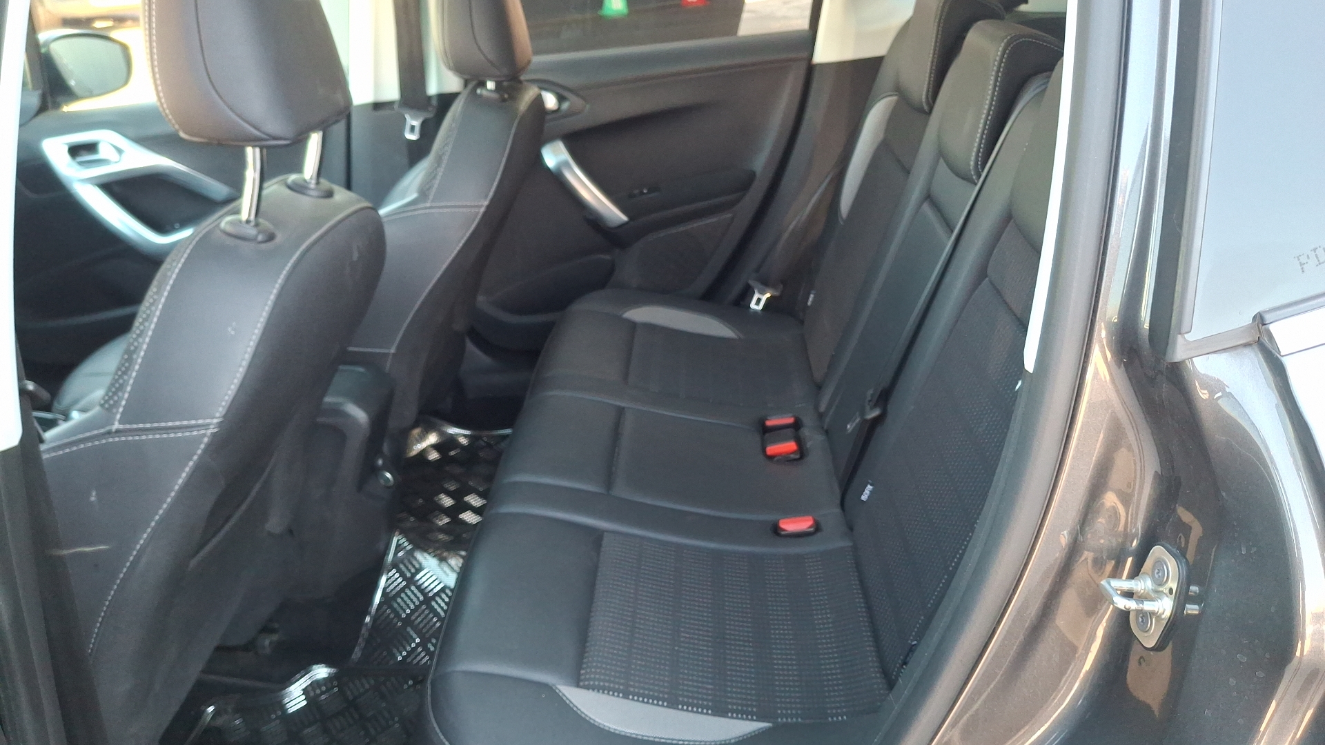 Peugeot 2008 — foto 16 de 18