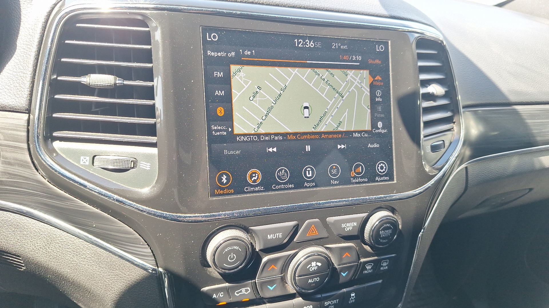 Jeep Grand Cherokee — foto 10 de 16