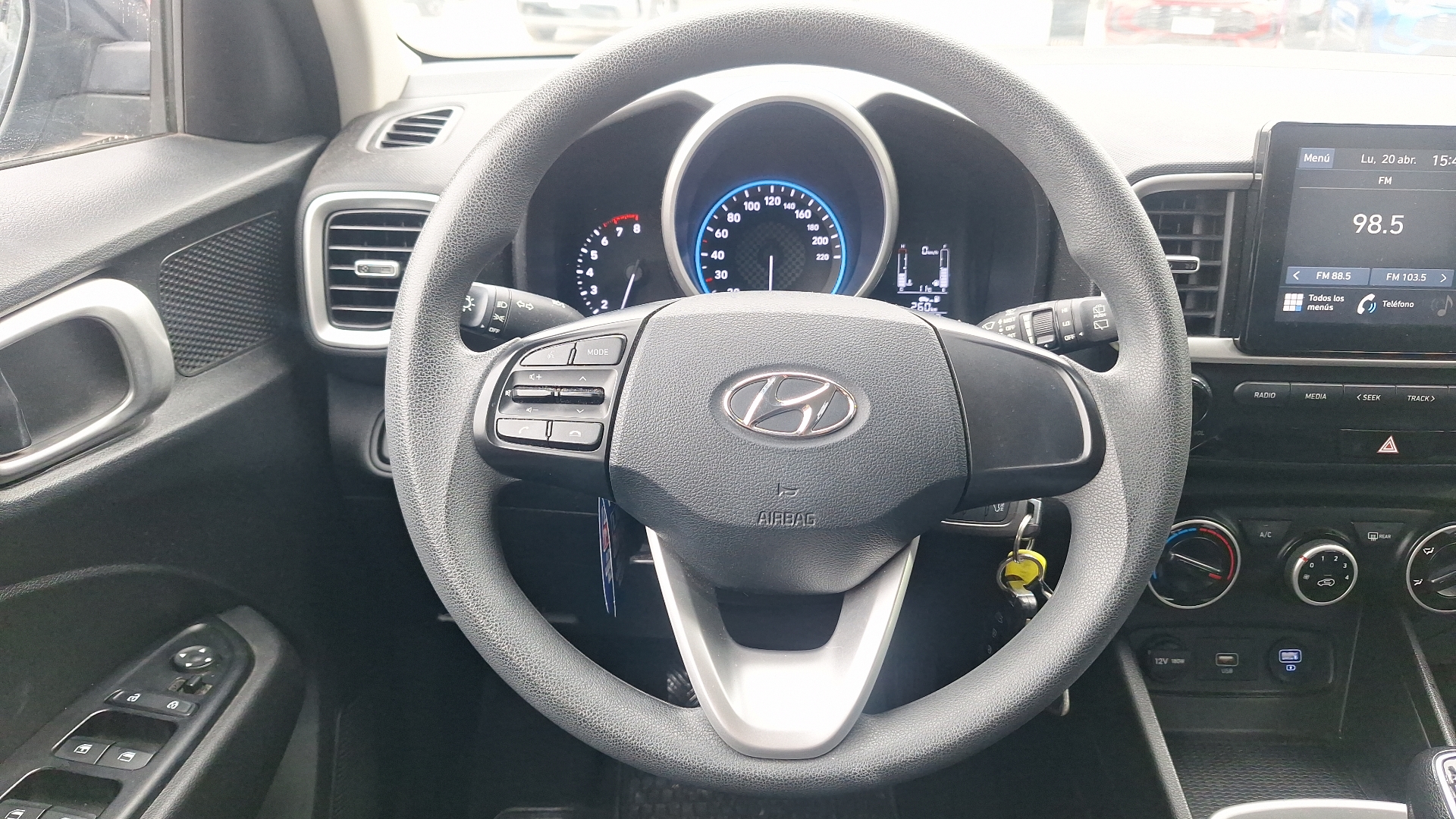Hyundai Venue — foto 8 de 15