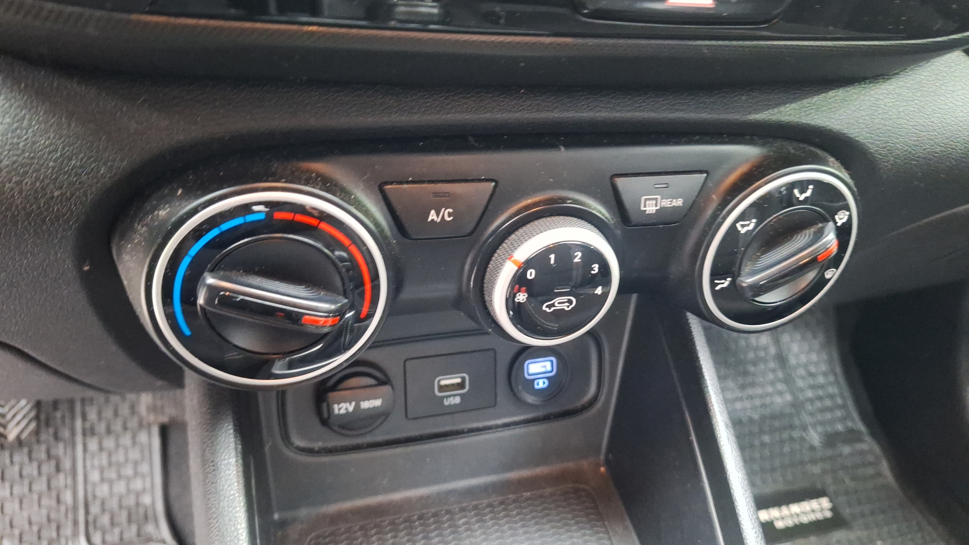 Hyundai Venue — foto 15 de 15