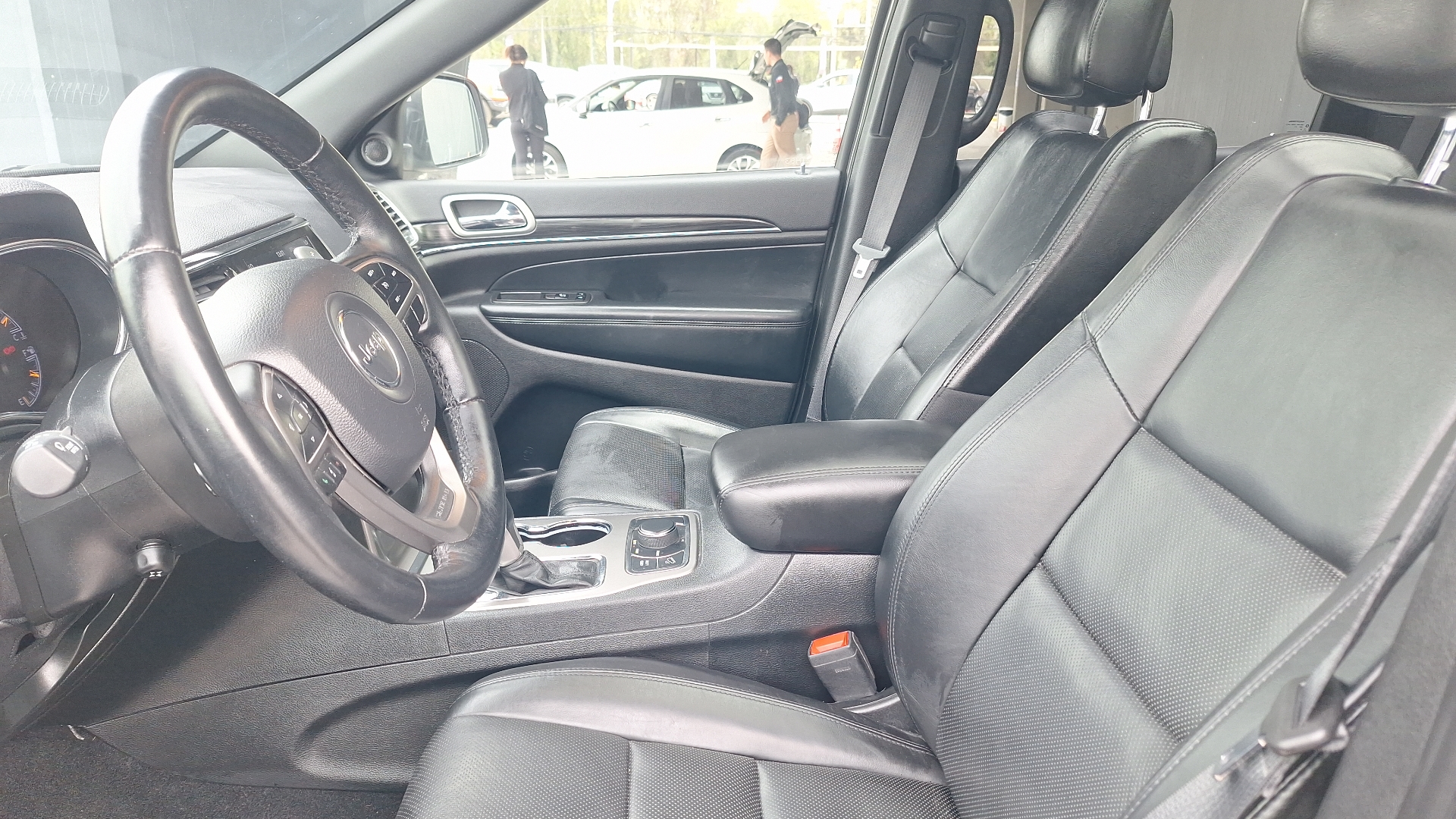 Jeep Grand Cherokee — foto 15 de 16
