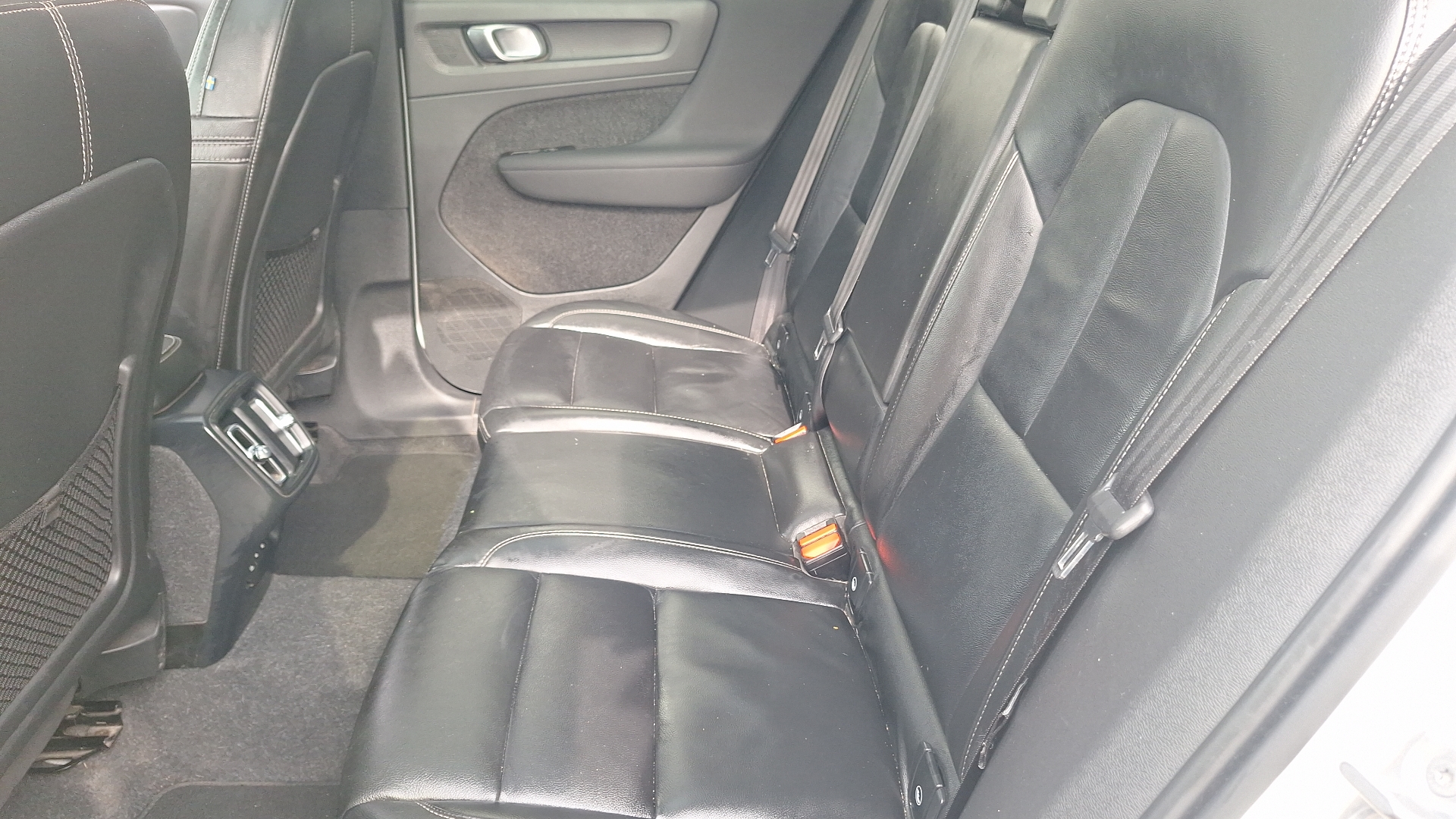Volvo XC40 — foto 14 de 16
