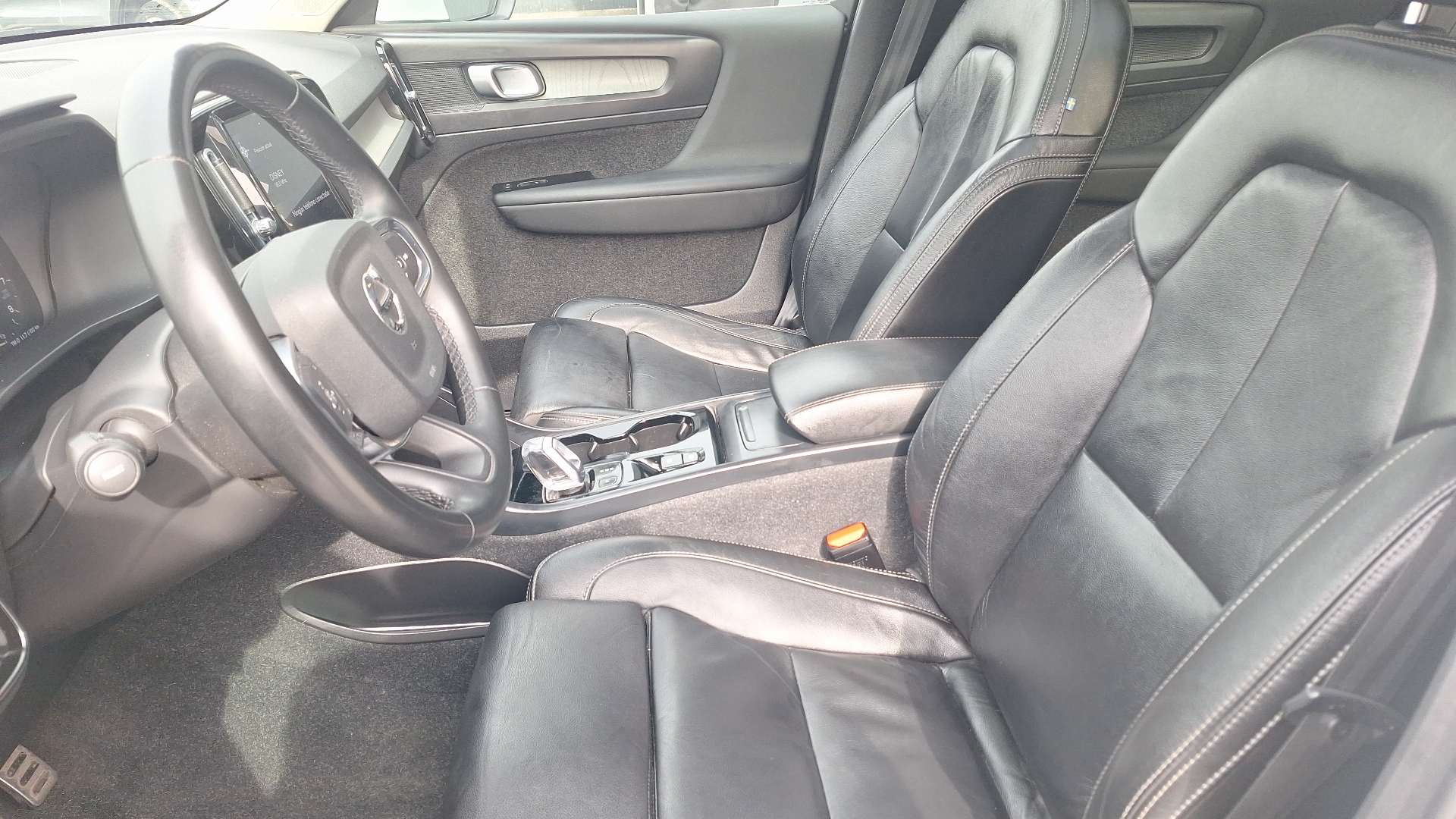 Volvo XC40 — foto 15 de 16