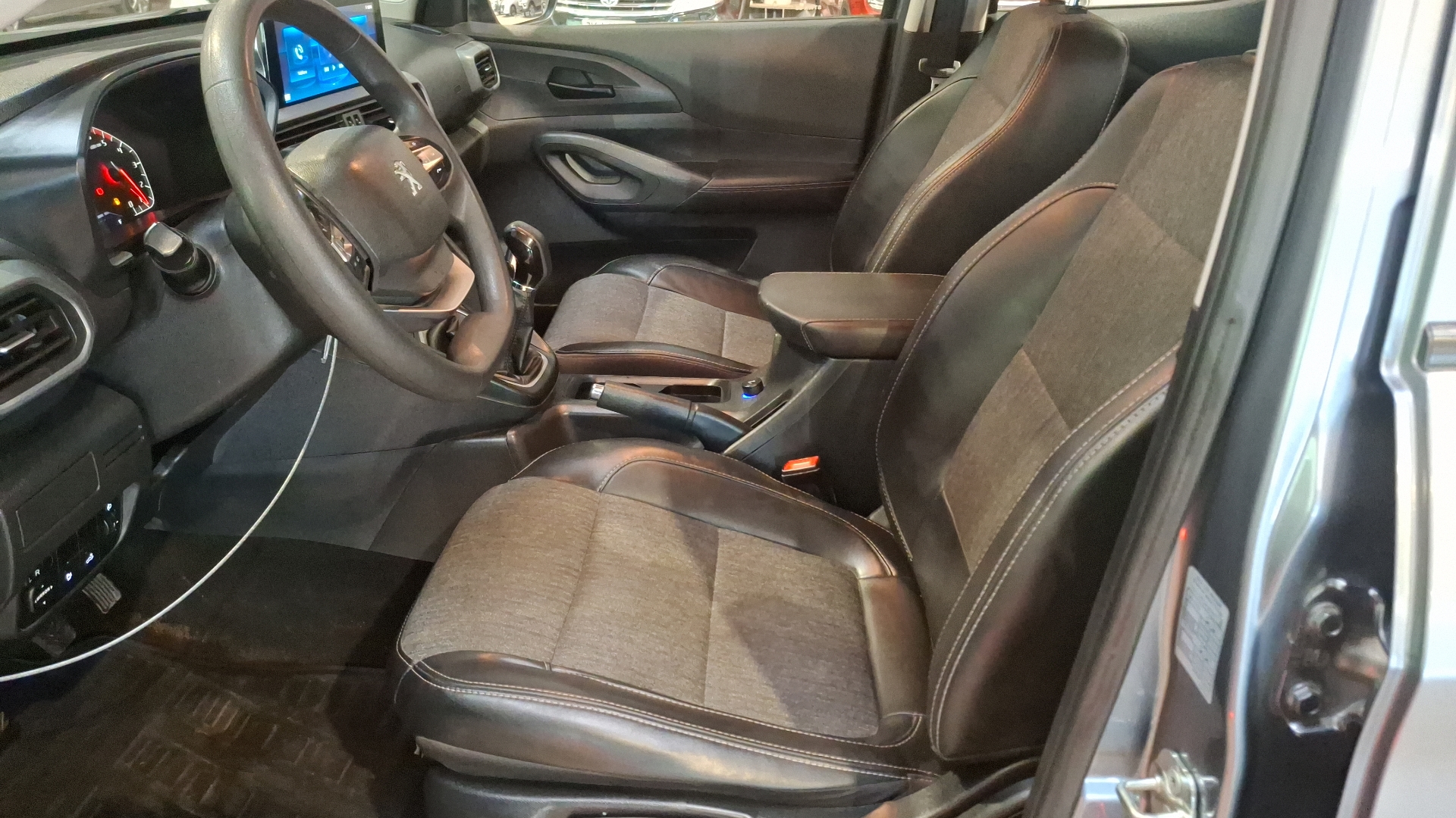 Peugeot Landtrek — foto 13 de 16