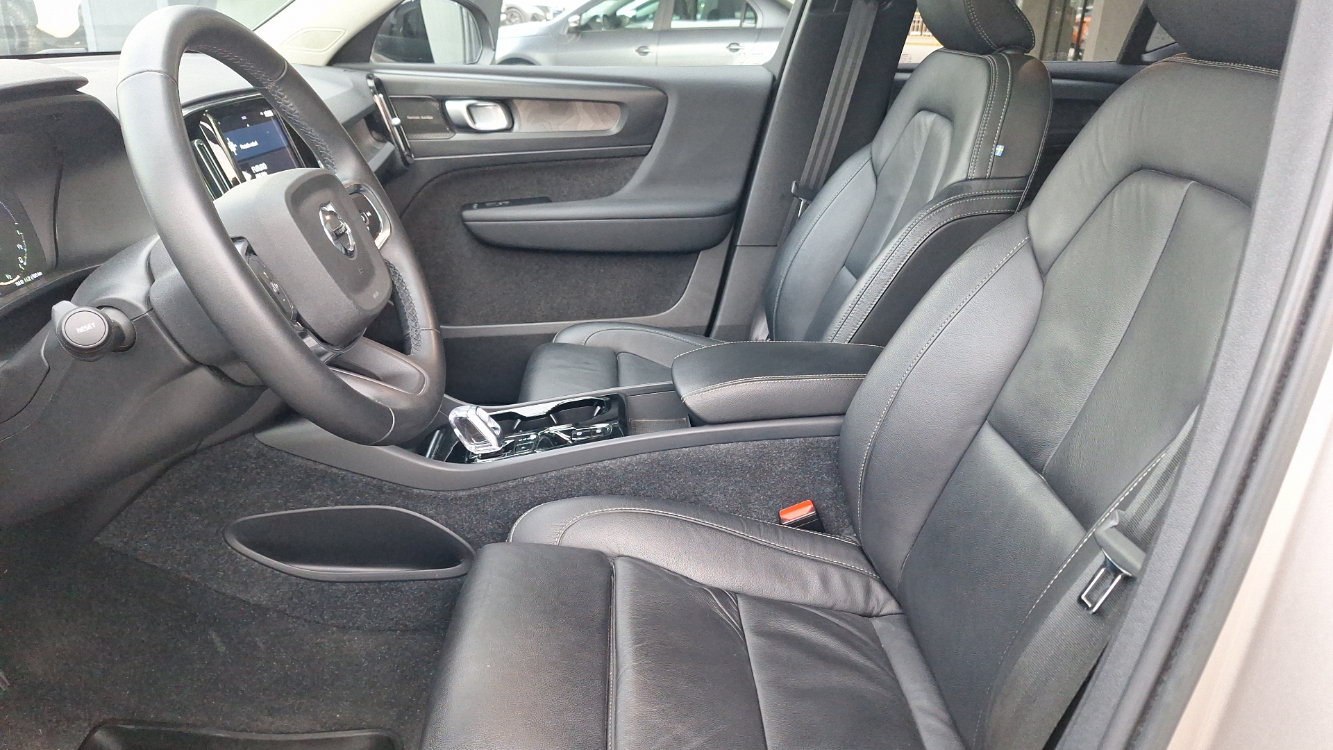 Volvo XC40 — foto 15 de 16