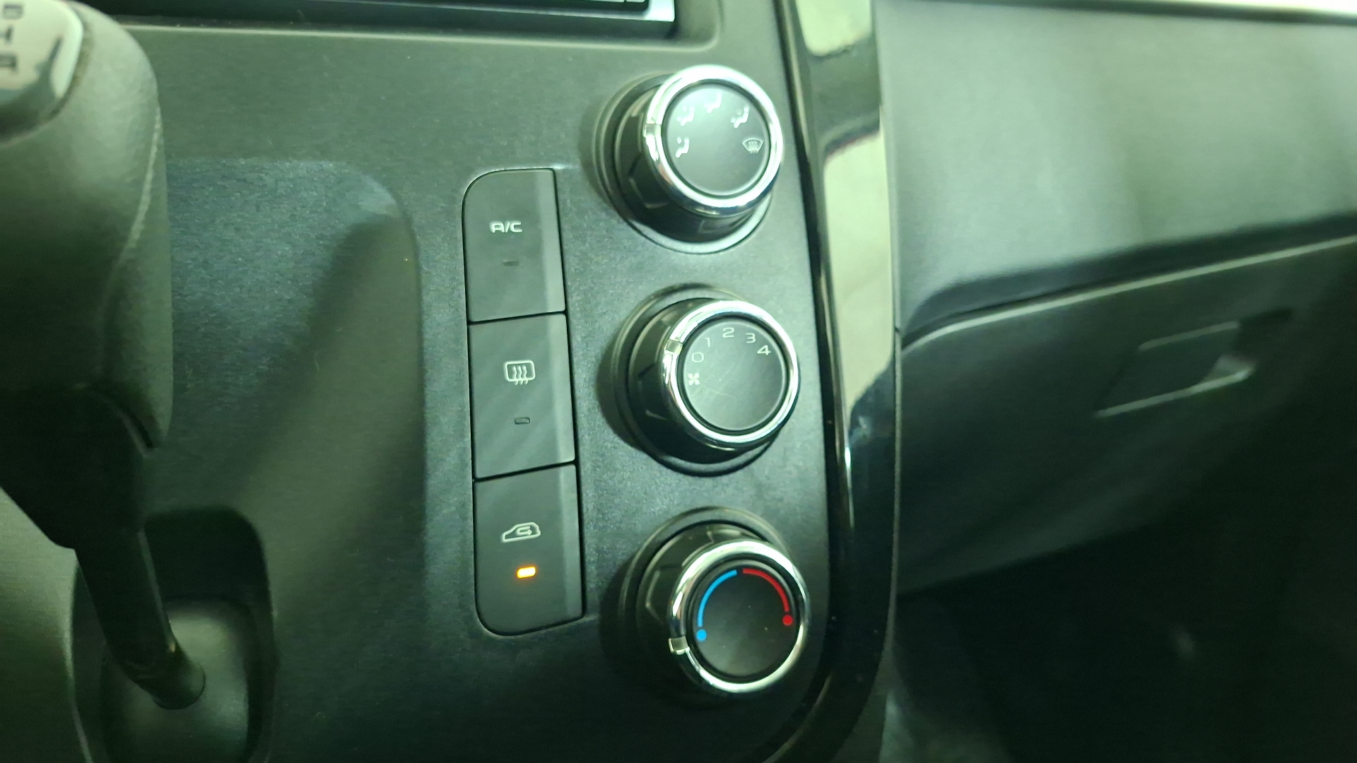 Mahindra Kuv100 — foto 15 de 16