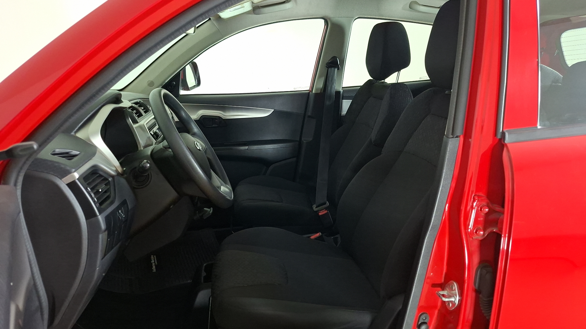 Mahindra Kuv100 — foto 13 de 16