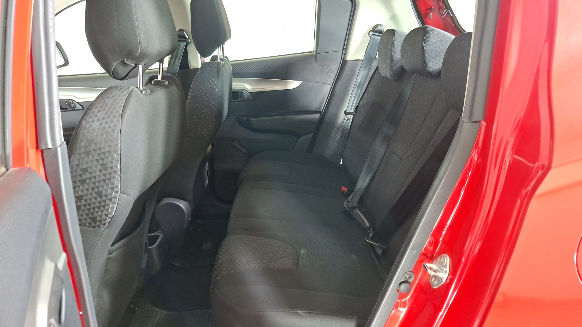 Mahindra Kuv100 — foto 14 de 16