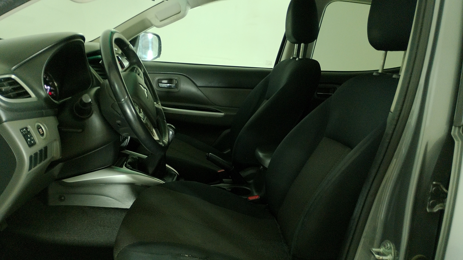 Mitsubishi L200 — foto 13 de 16