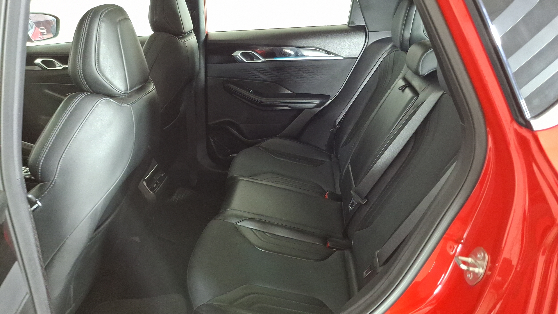 Geely Coolray — foto 14 de 17