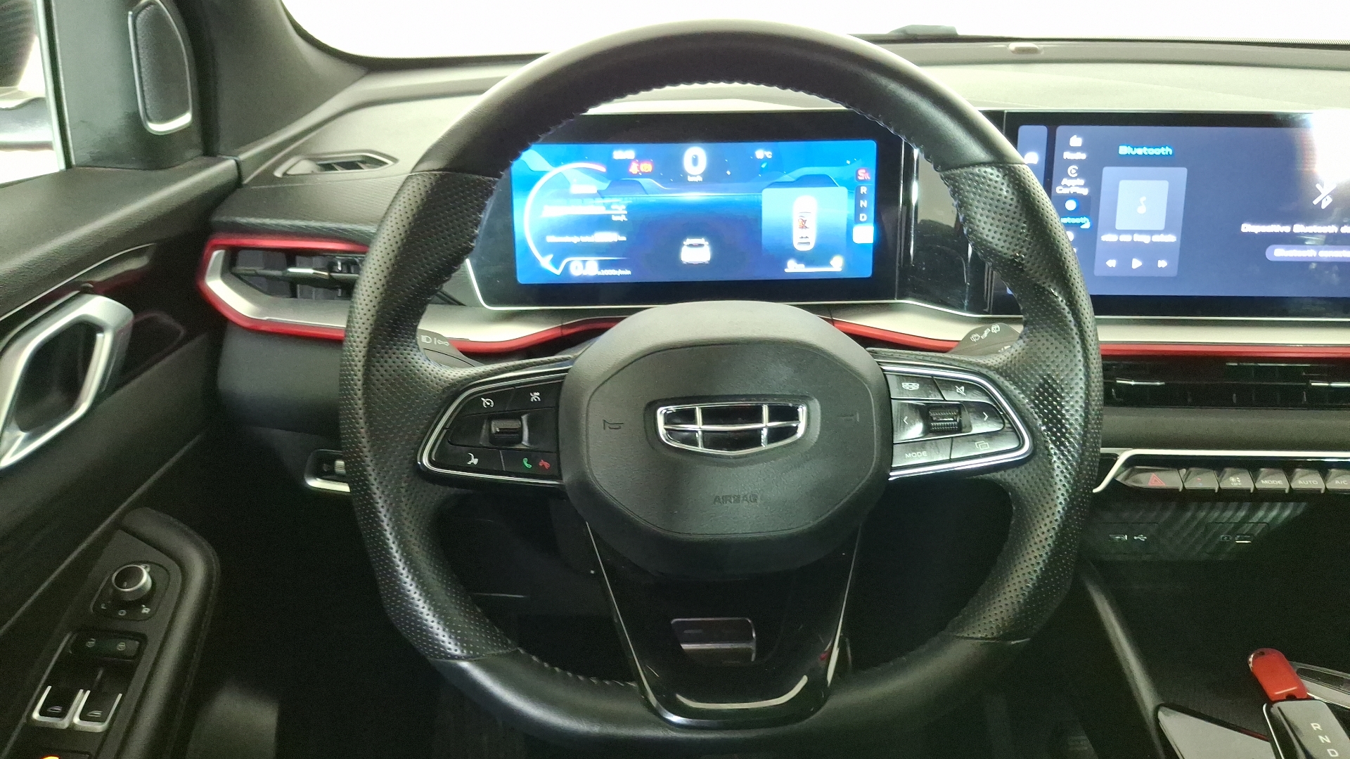 Geely Coolray — foto 8 de 17