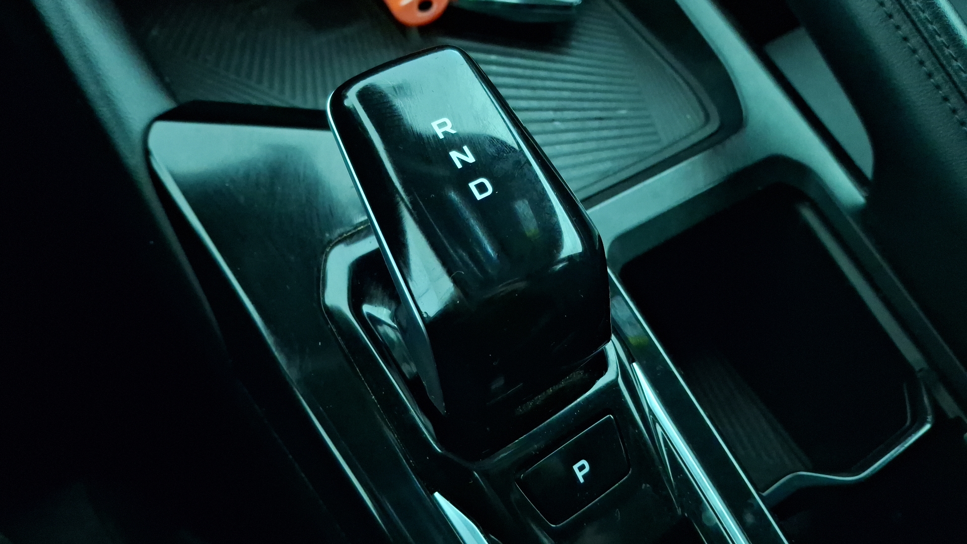 Geely Coolray — foto 11 de 17