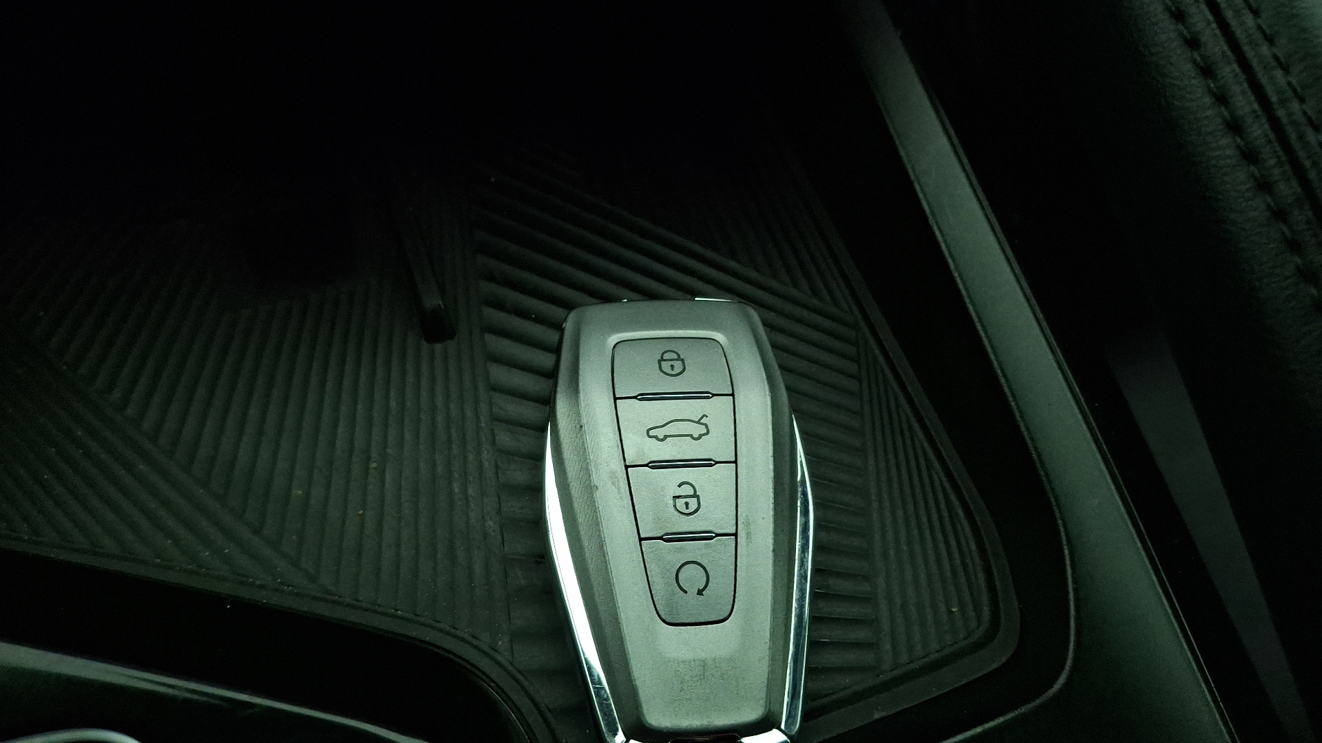 Geely Coolray — foto 16 de 17