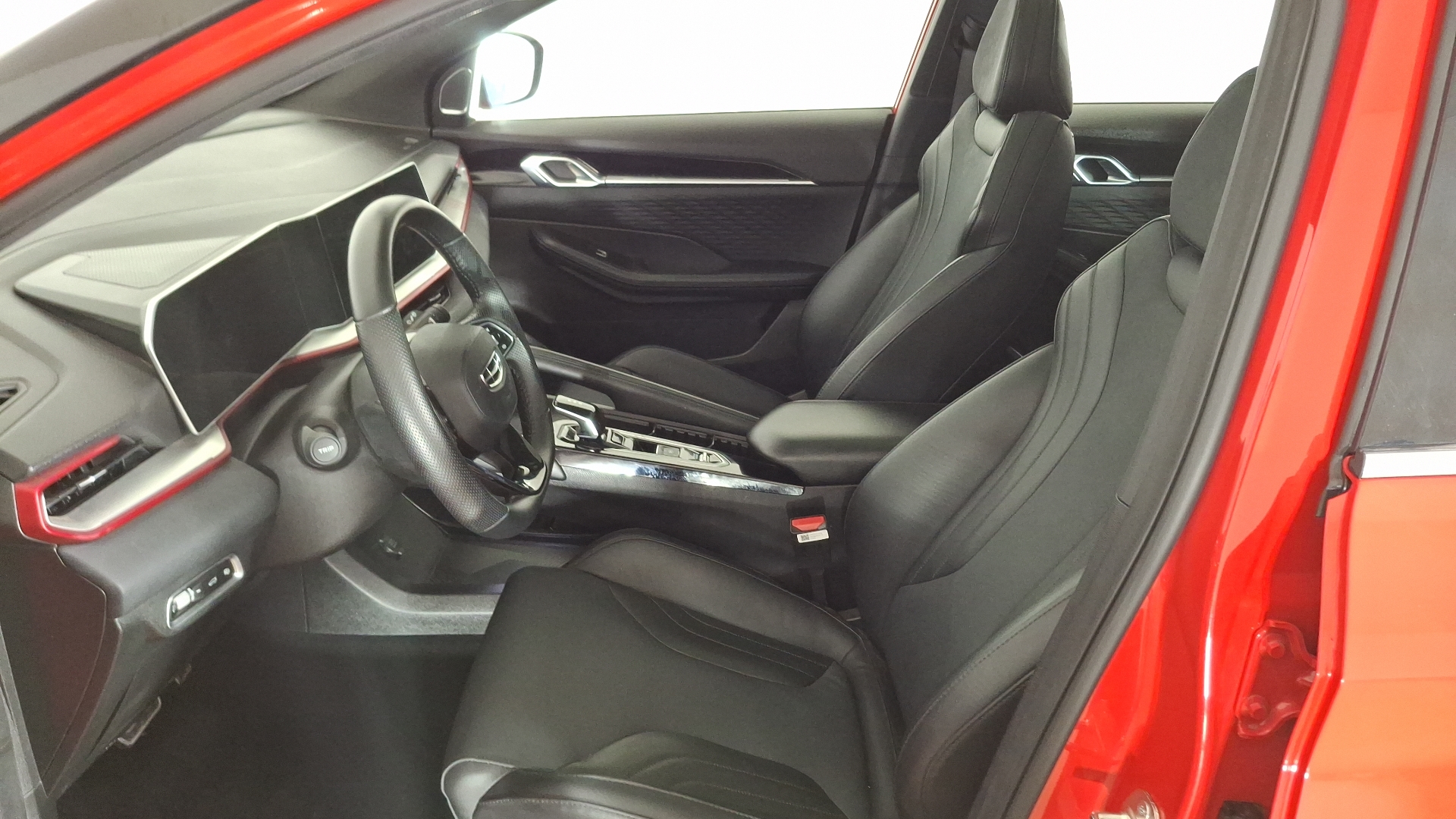 Geely Coolray — foto 13 de 17
