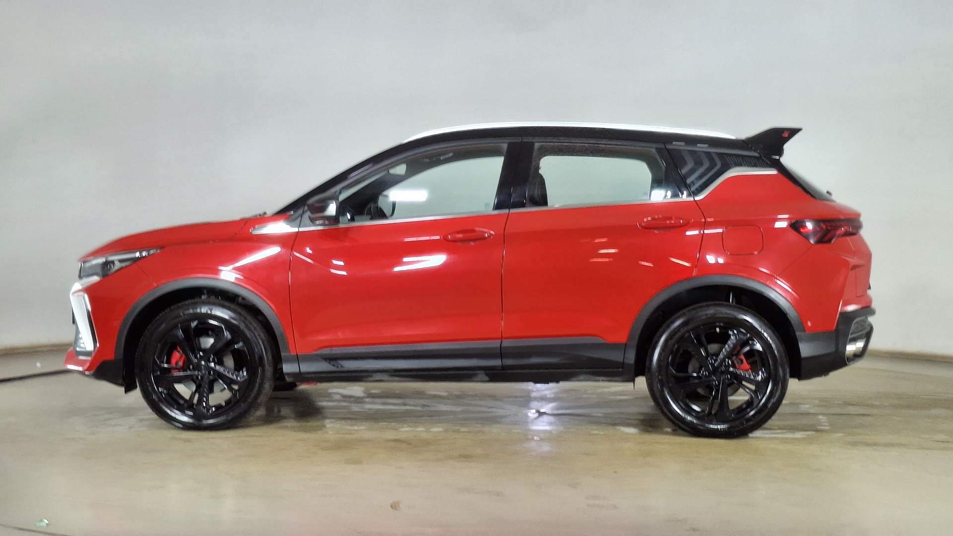 Geely Coolray — foto 7 de 17