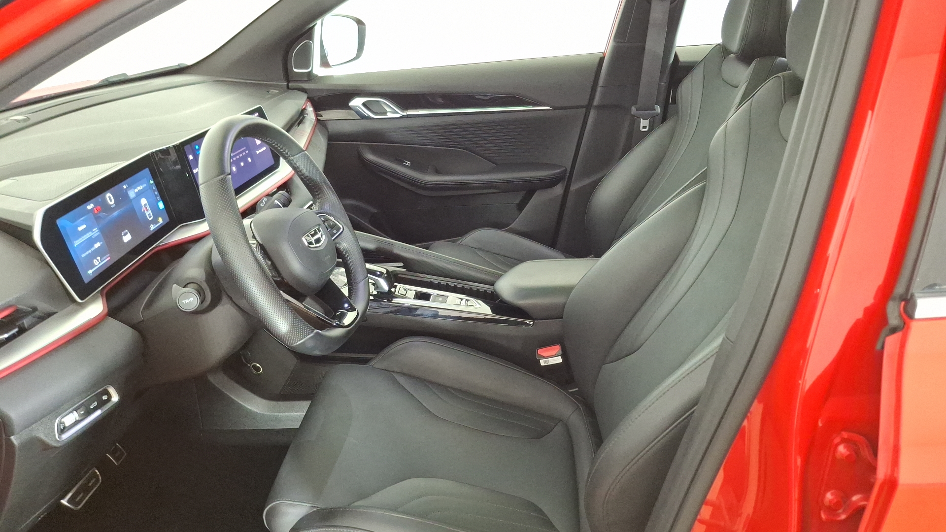 Geely Coolray — foto 14 de 17