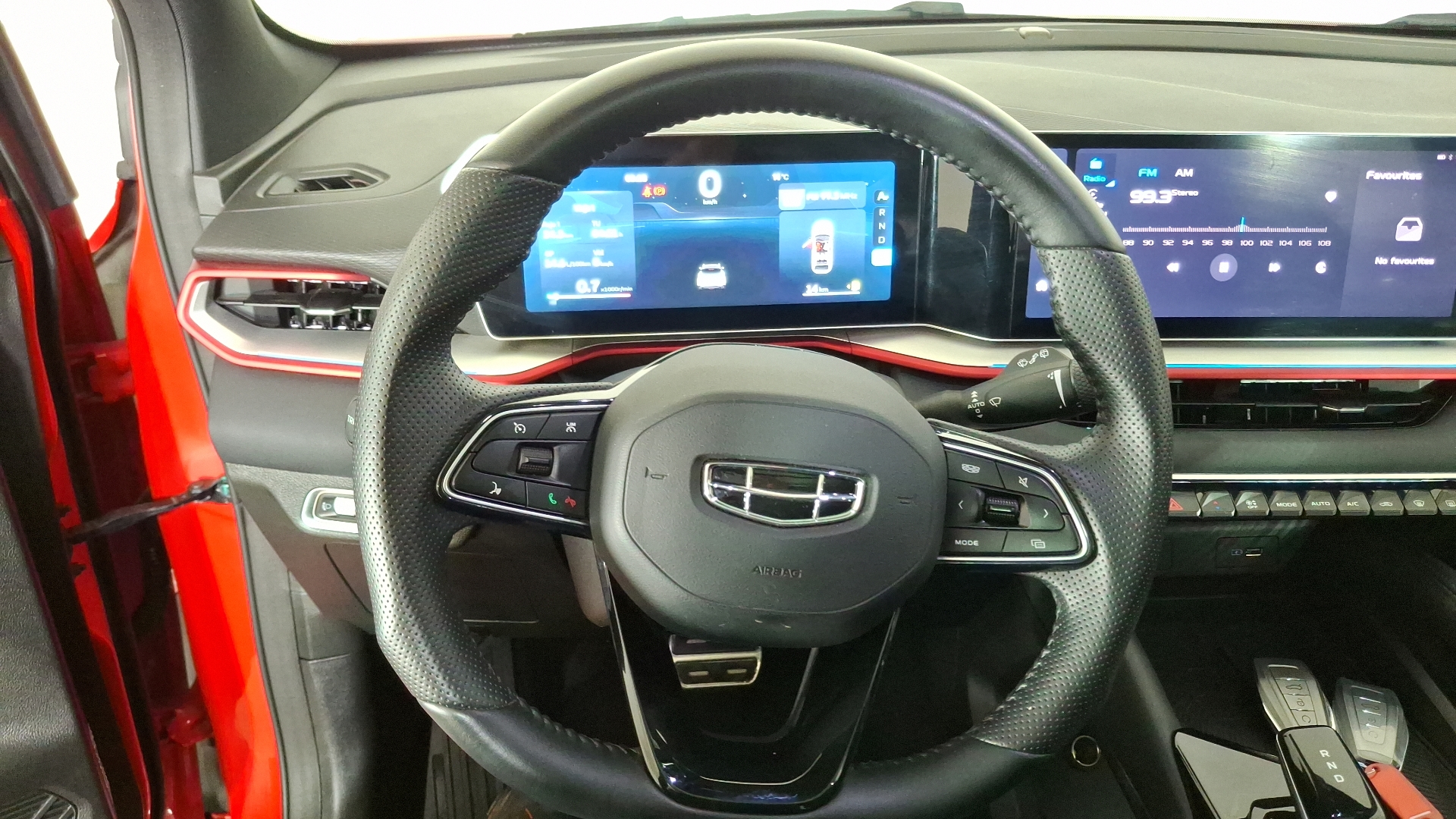Geely Coolray — foto 8 de 17