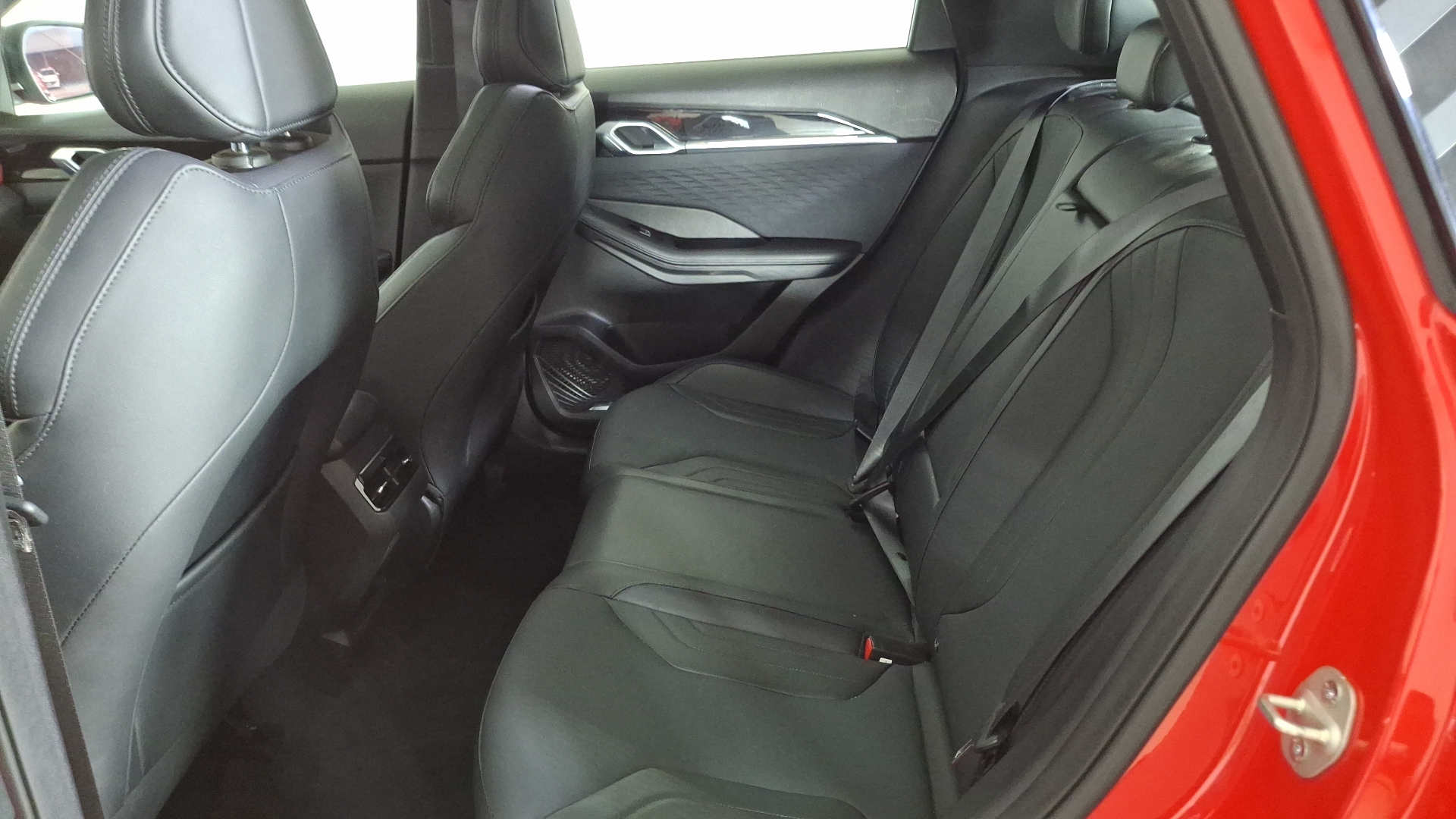 Geely Coolray — foto 15 de 17