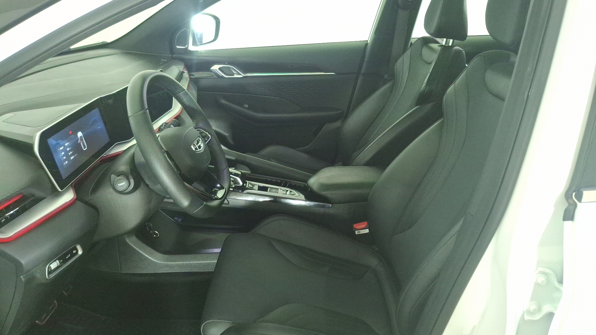 Geely Coolray — foto 14 de 17