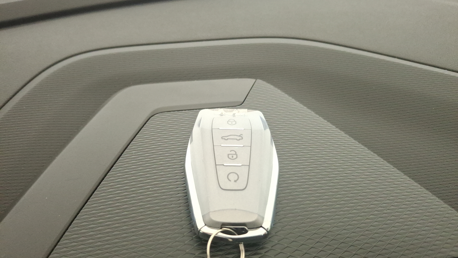 Geely Coolray — foto 17 de 17