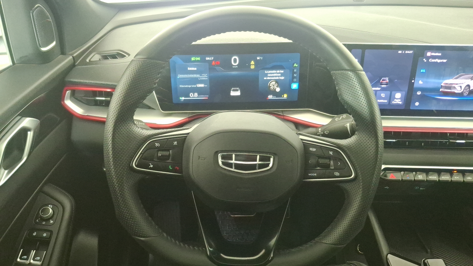Geely Coolray — foto 8 de 17