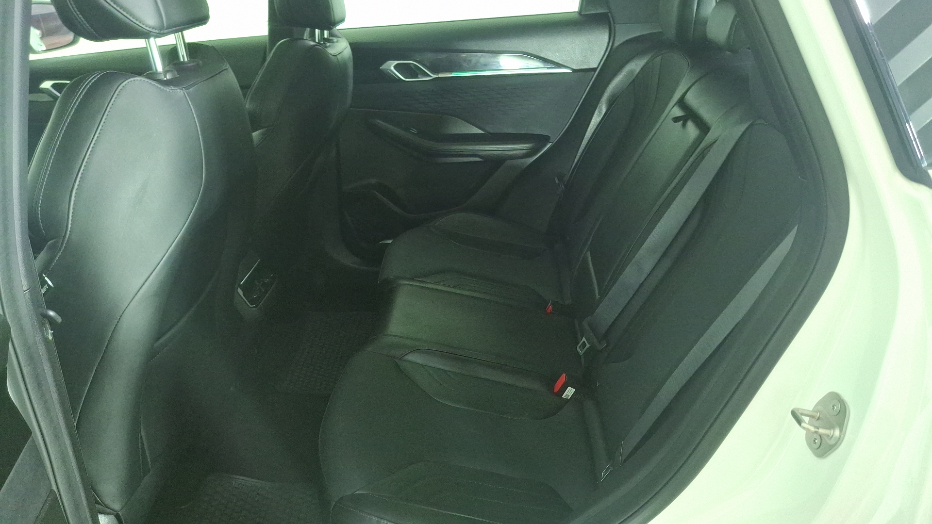 Geely Coolray — foto 15 de 17