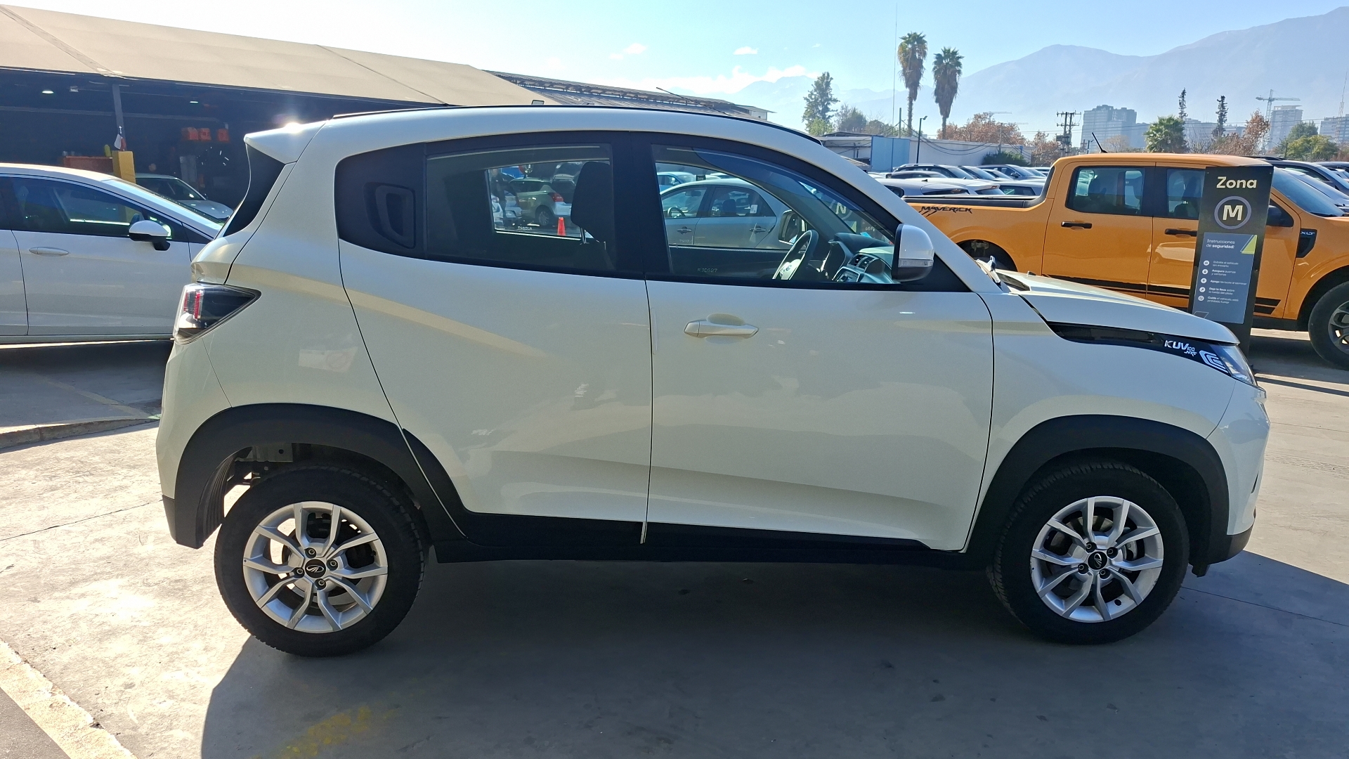 Mahindra Kuv100 — foto 5 de 14