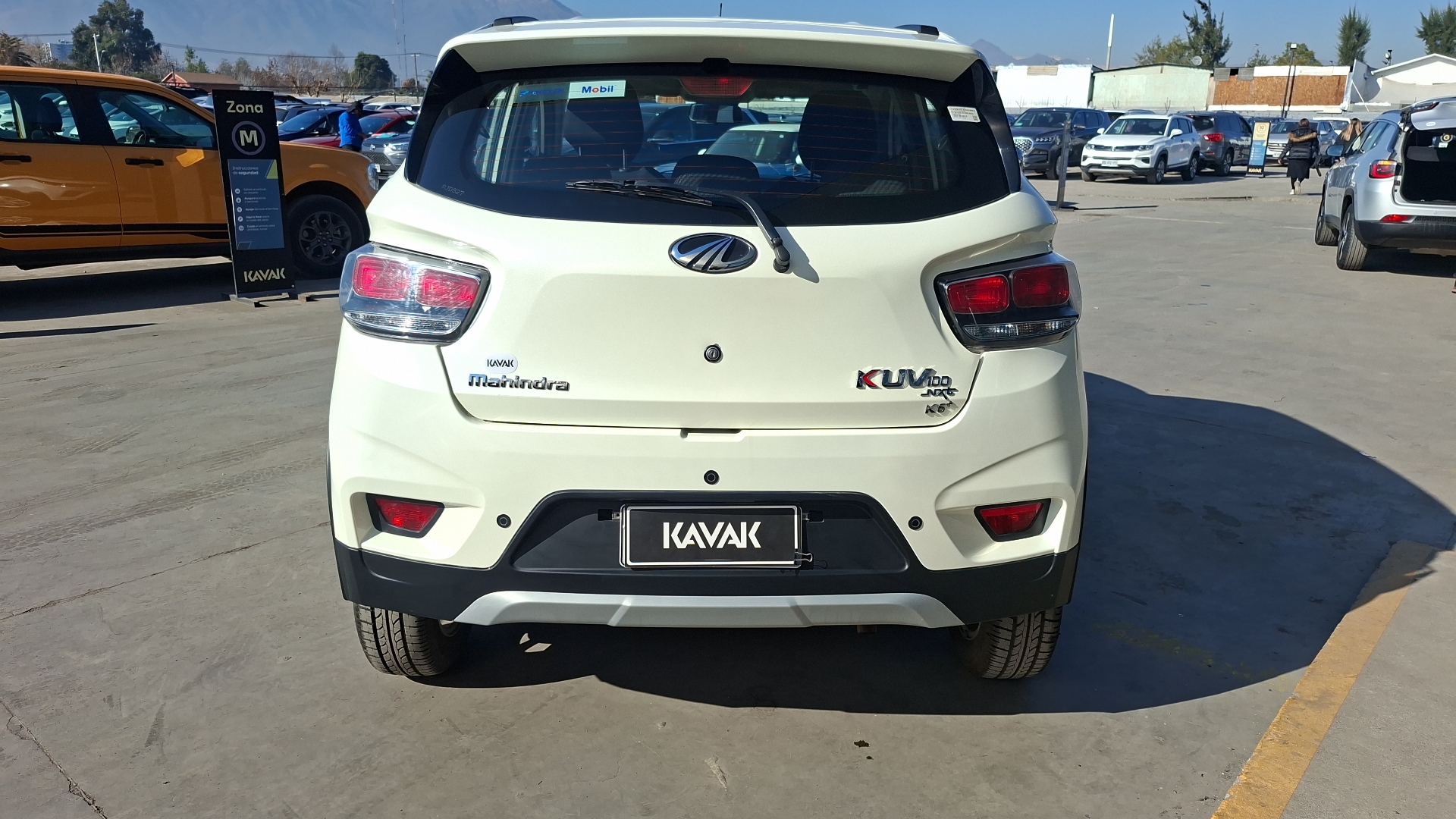 Mahindra Kuv100 — foto 3 de 14