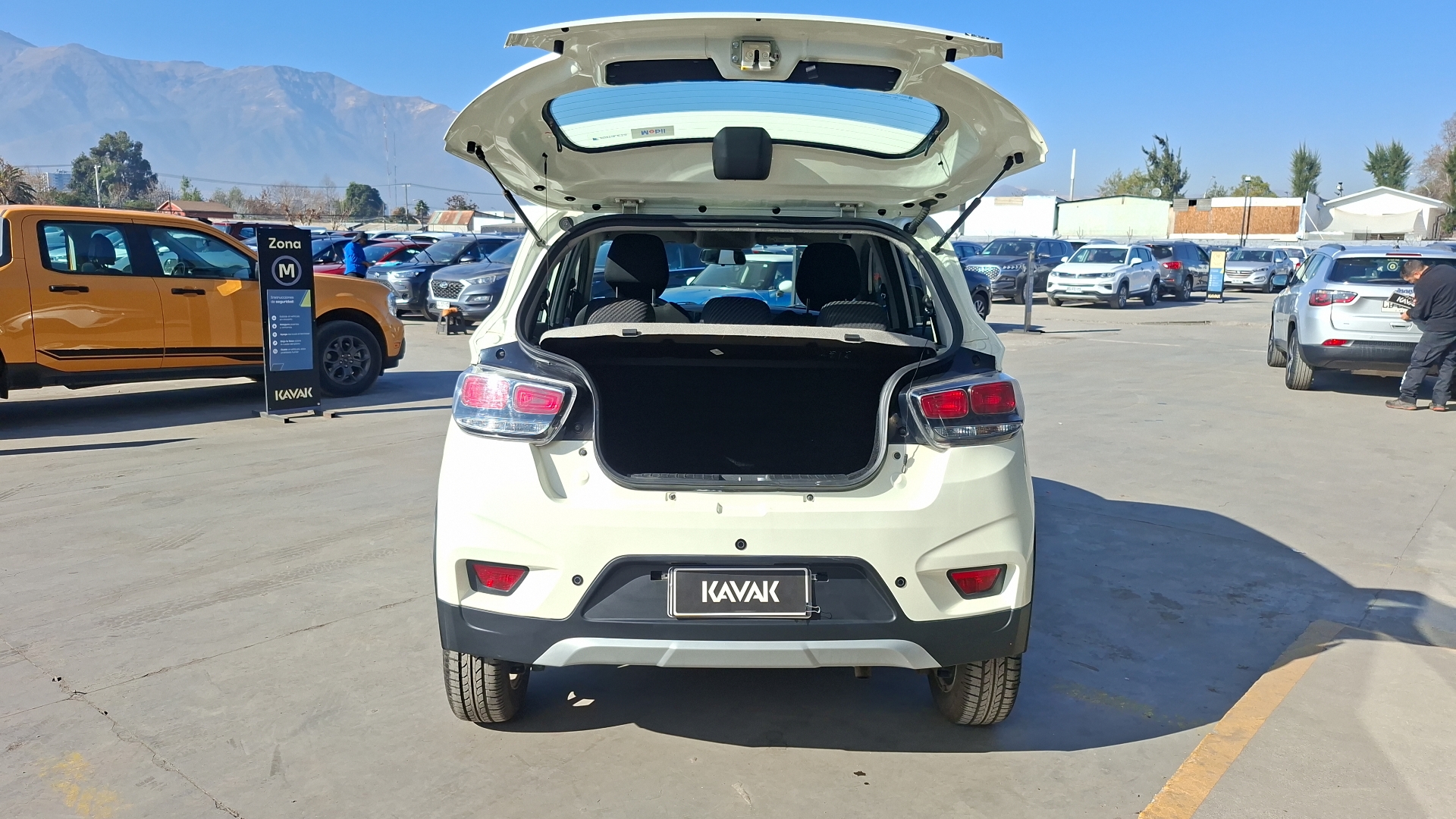 Mahindra Kuv100 — foto 4 de 14