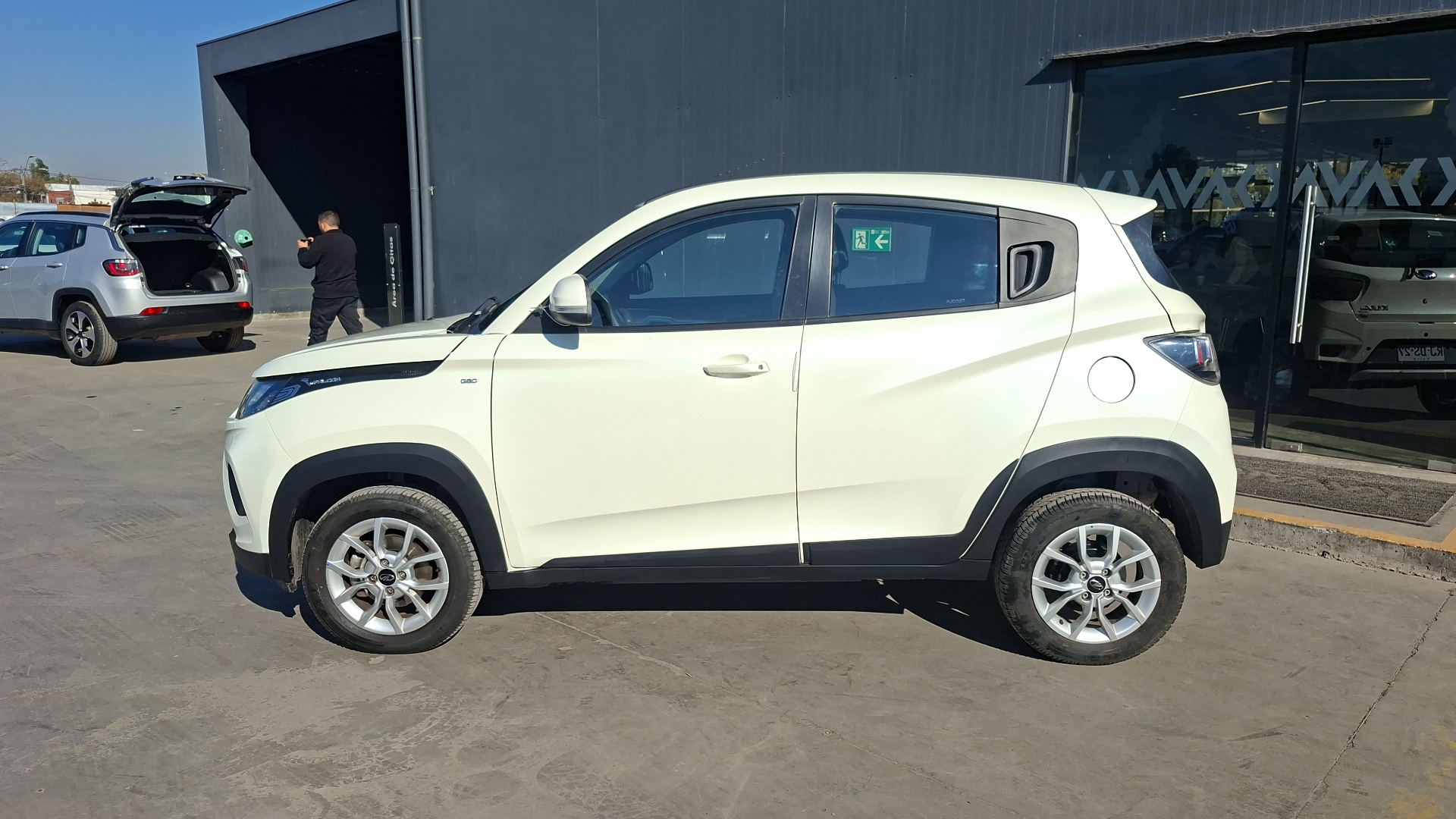 Mahindra Kuv100 — foto 2 de 14