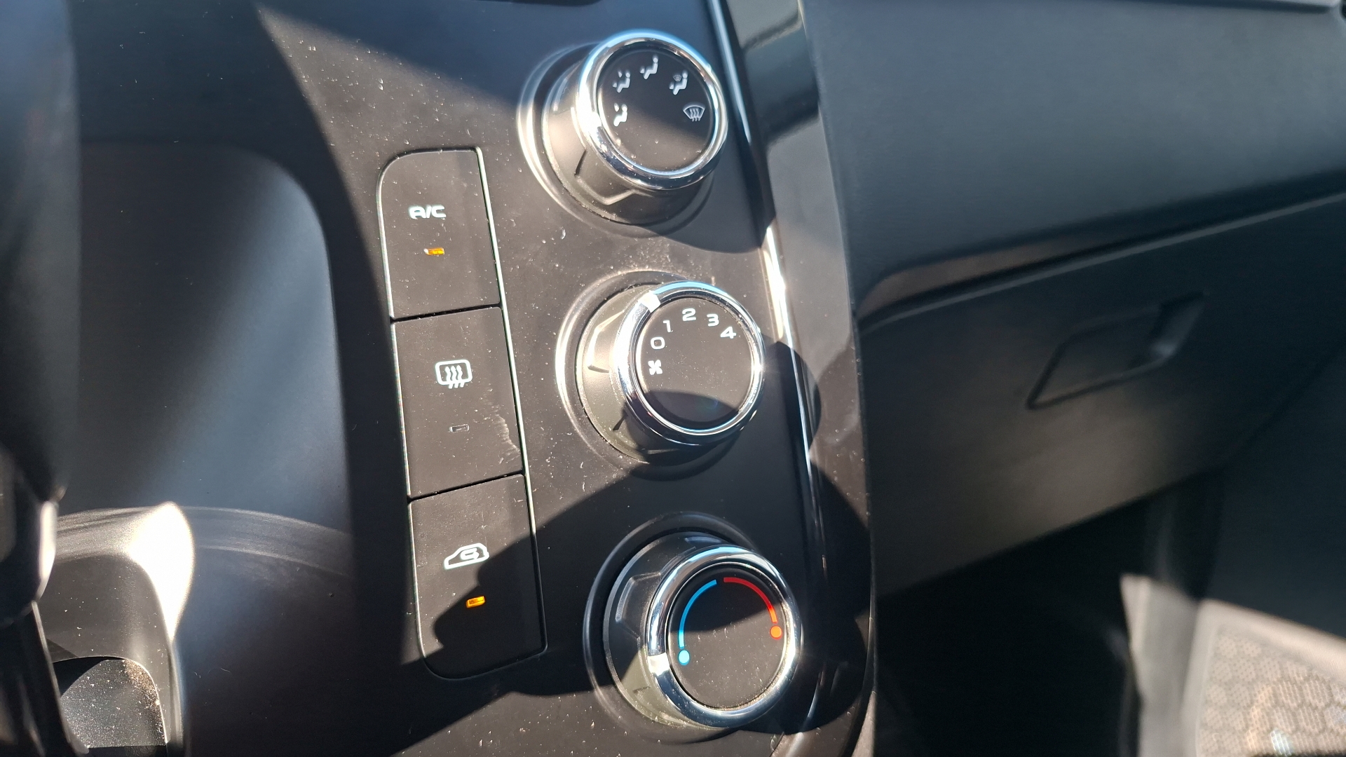 Mahindra Kuv100 — foto 14 de 14