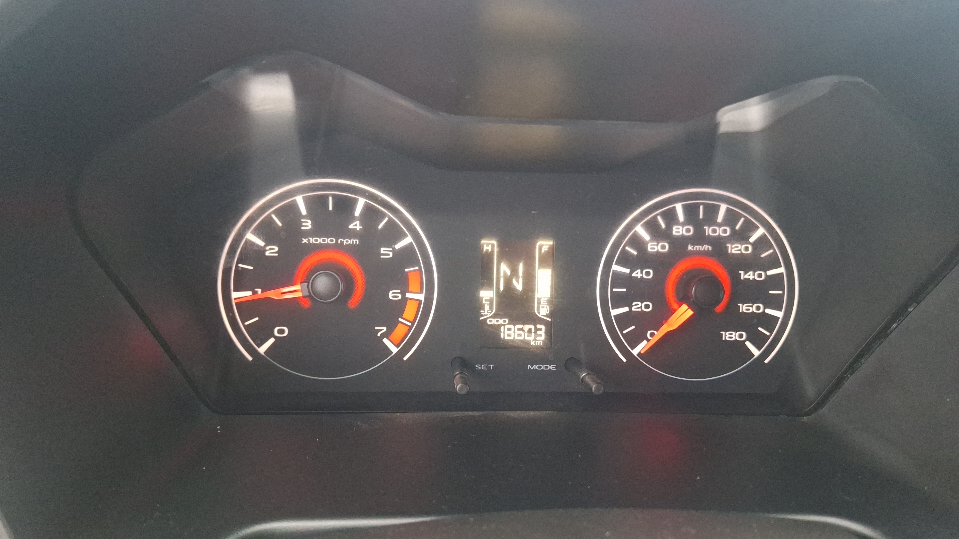 Mahindra Kuv100 — foto 9 de 14