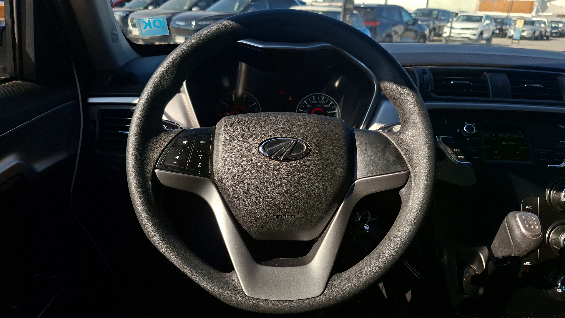 Mahindra Kuv100 — foto 8 de 14