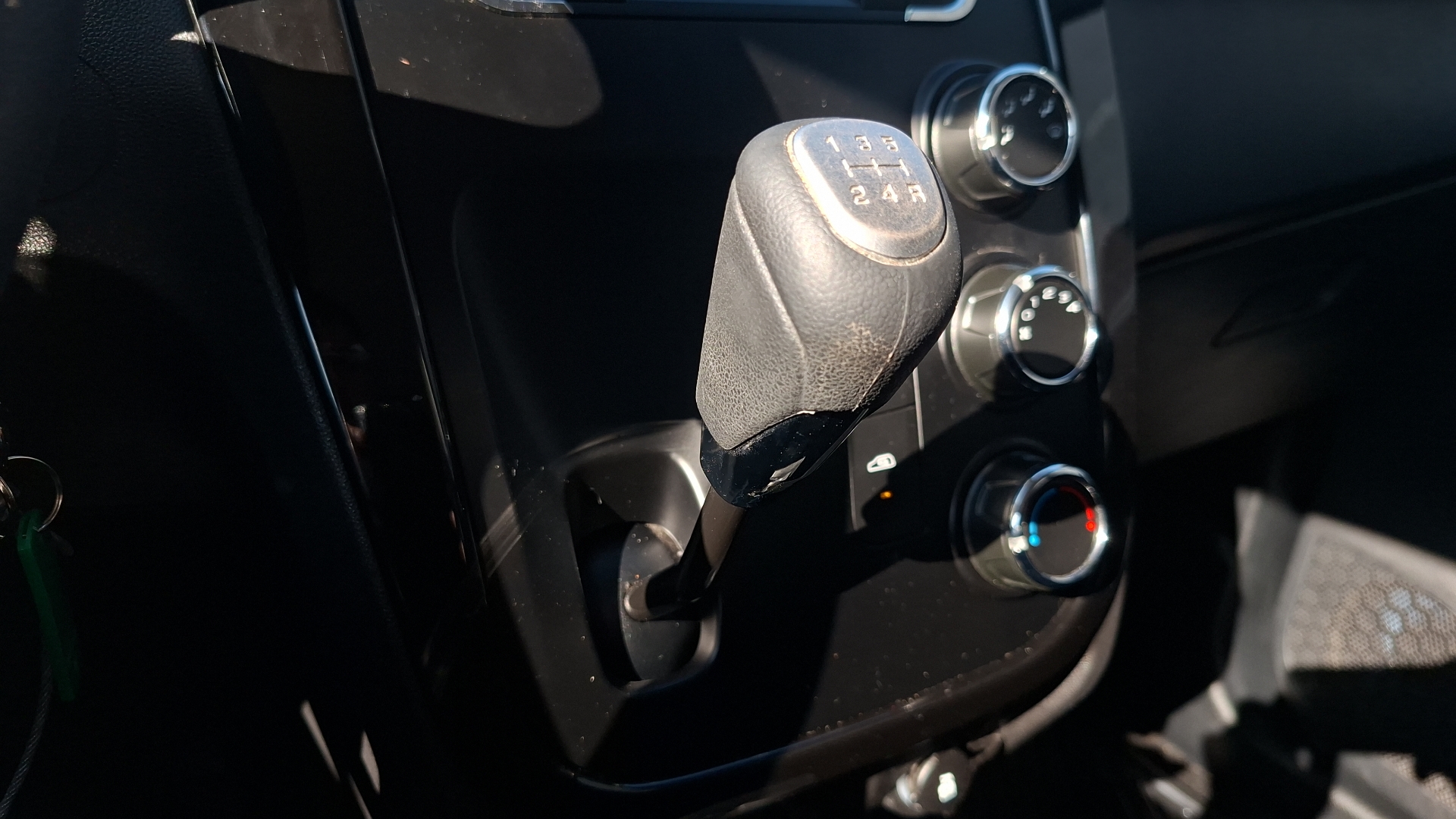 Mahindra Kuv100 — foto 11 de 14