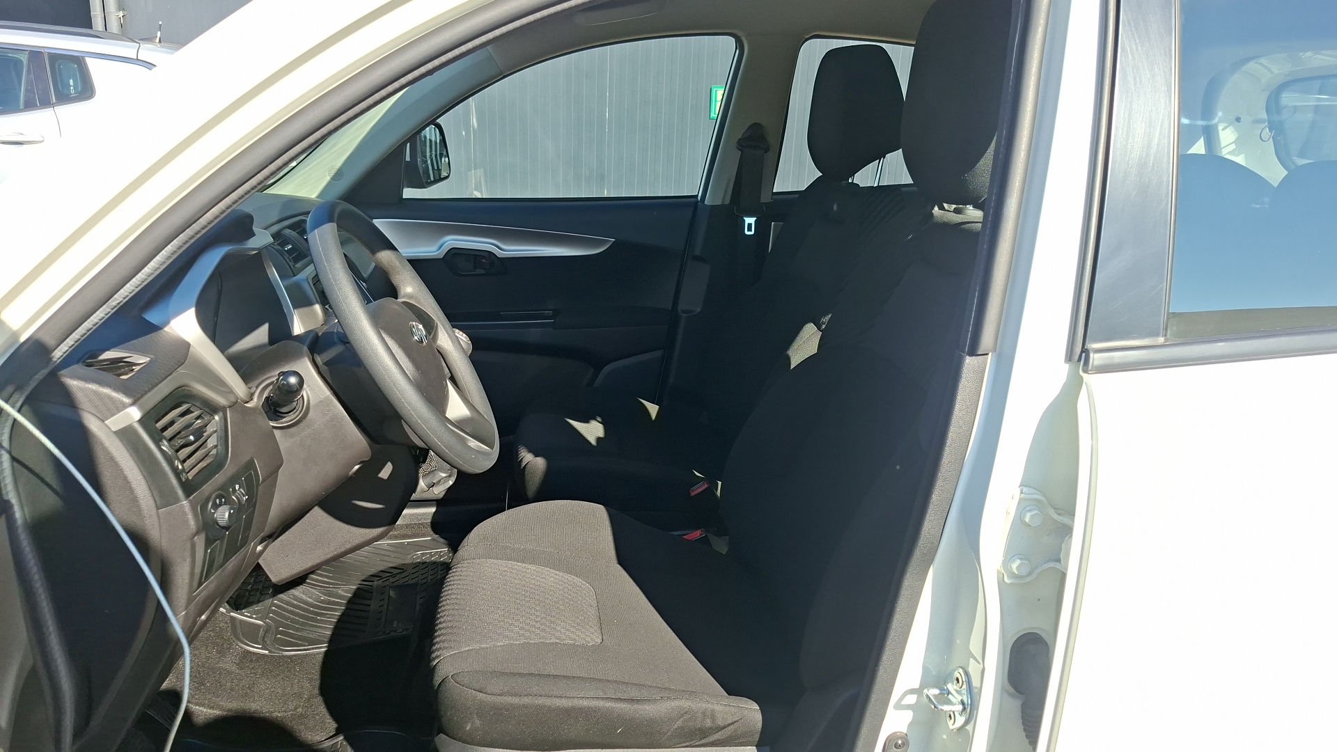 Mahindra Kuv100 — foto 12 de 14