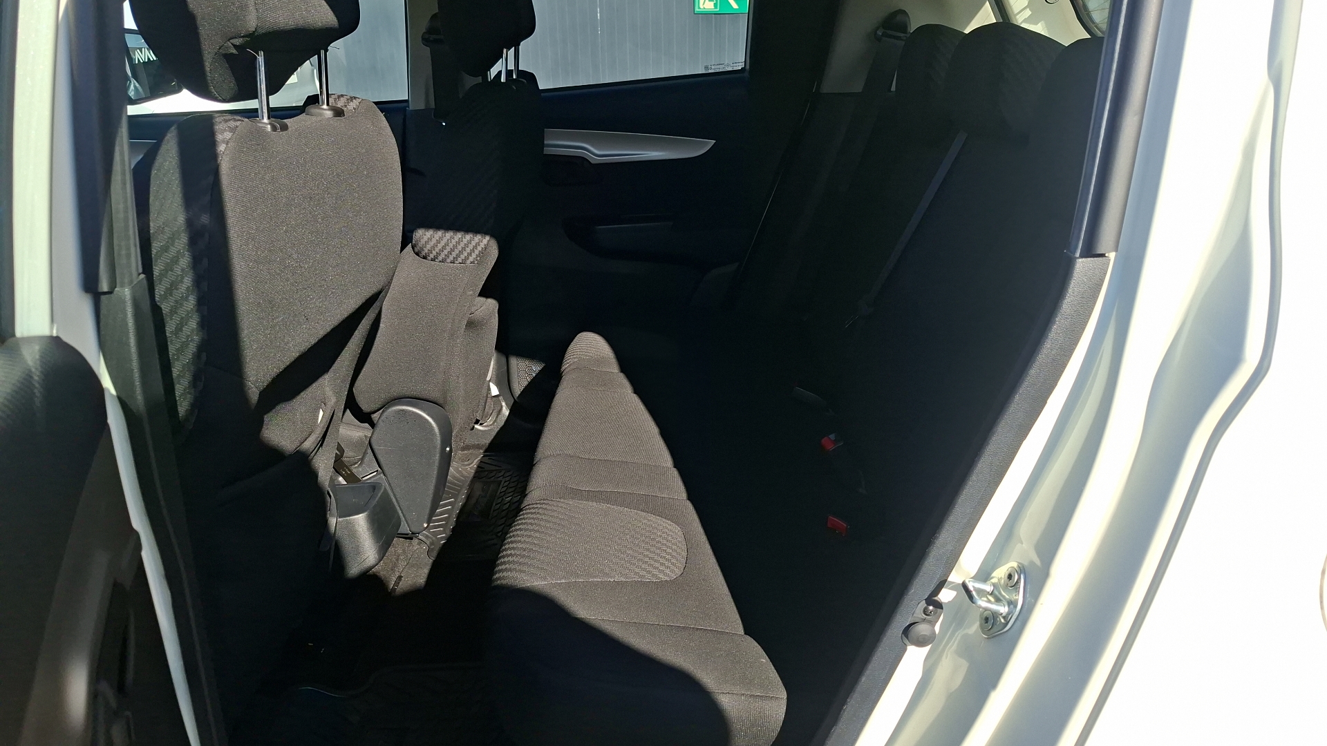 Mahindra Kuv100 — foto 13 de 14