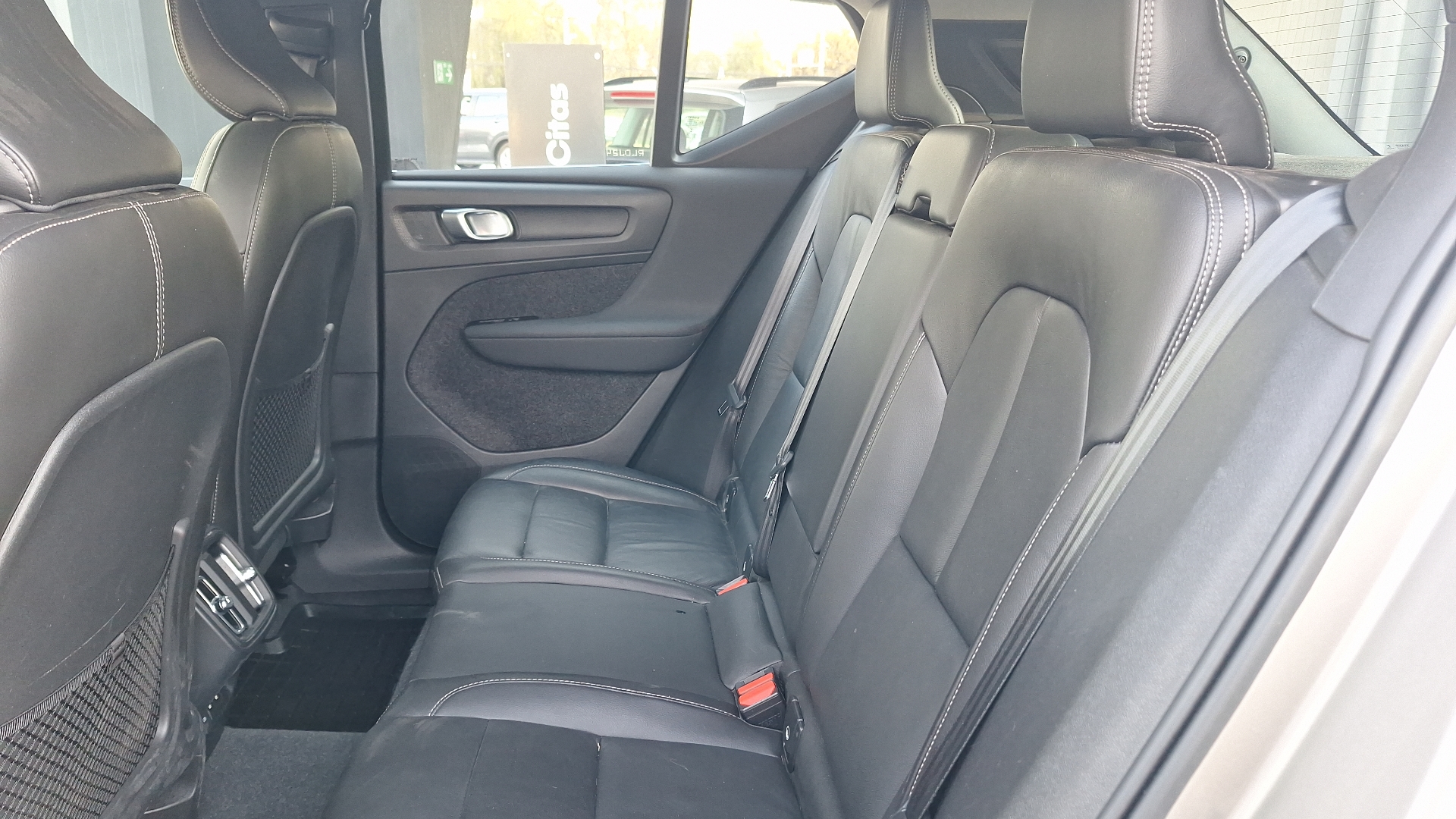 Volvo XC40 — foto 14 de 16