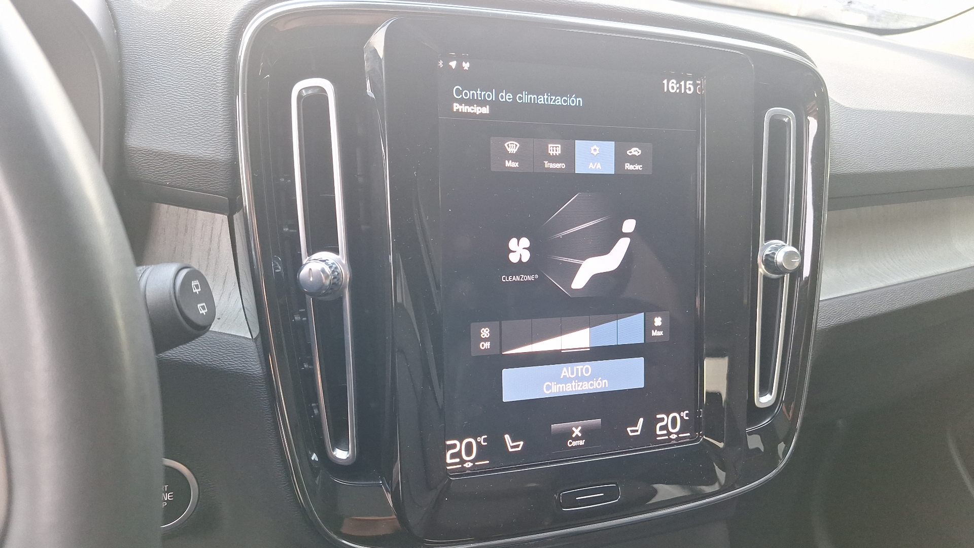 Volvo XC40 — foto 16 de 16