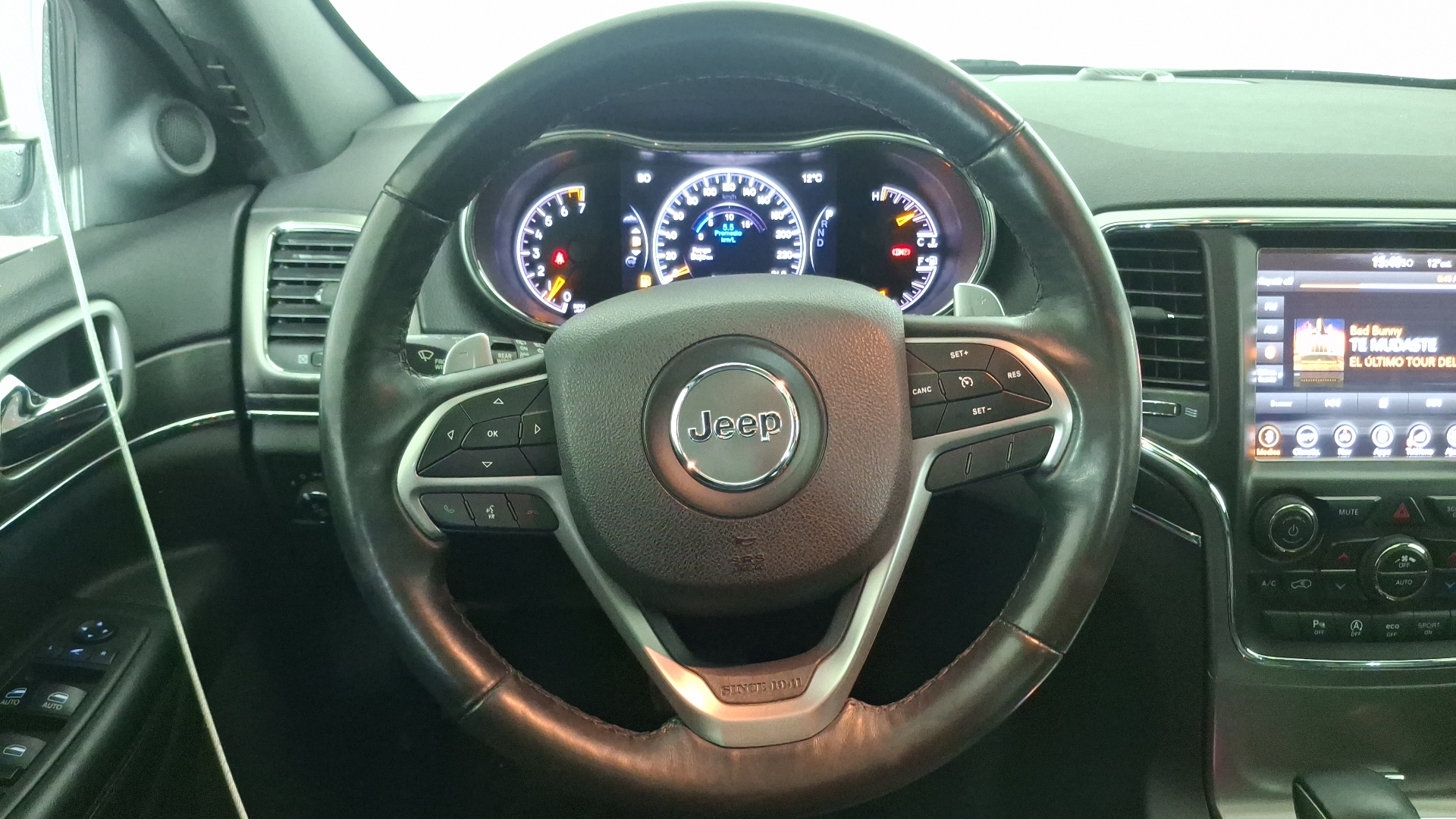 Jeep Grand Cherokee — foto 8 de 17
