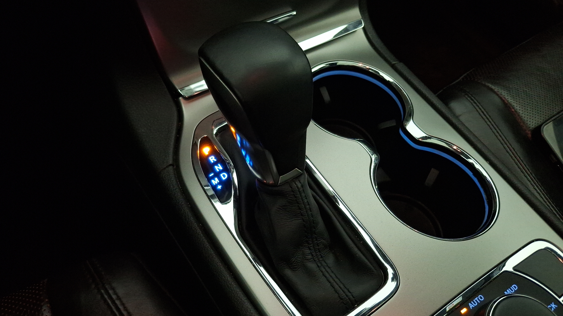 Jeep Grand Cherokee — foto 11 de 17